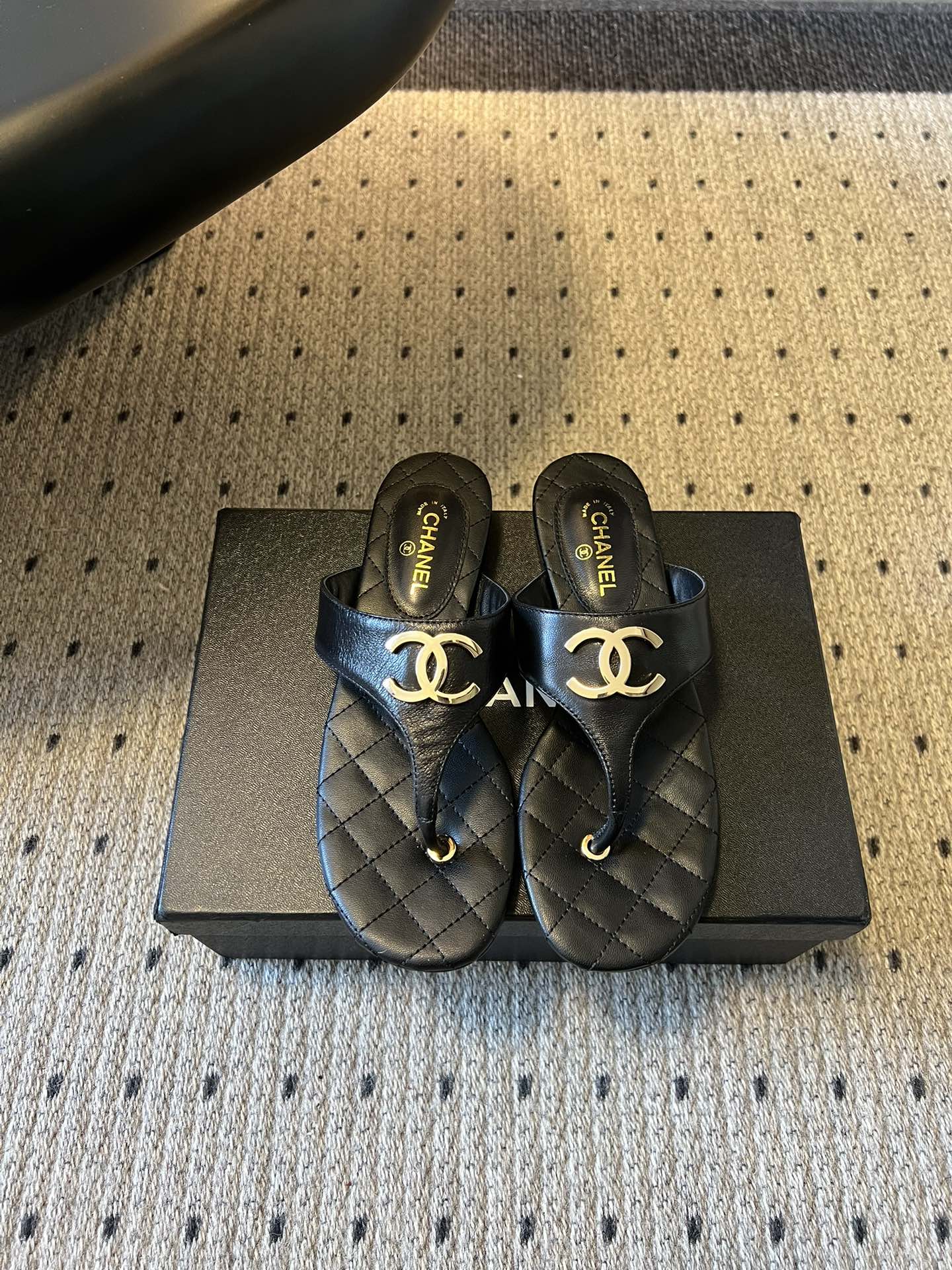 Chane*26SS早春新款菱格夹脚凉拖把法式经典踩在脚下，这双菱格夹脚拖太懂高级感了！标志性双C金属扣