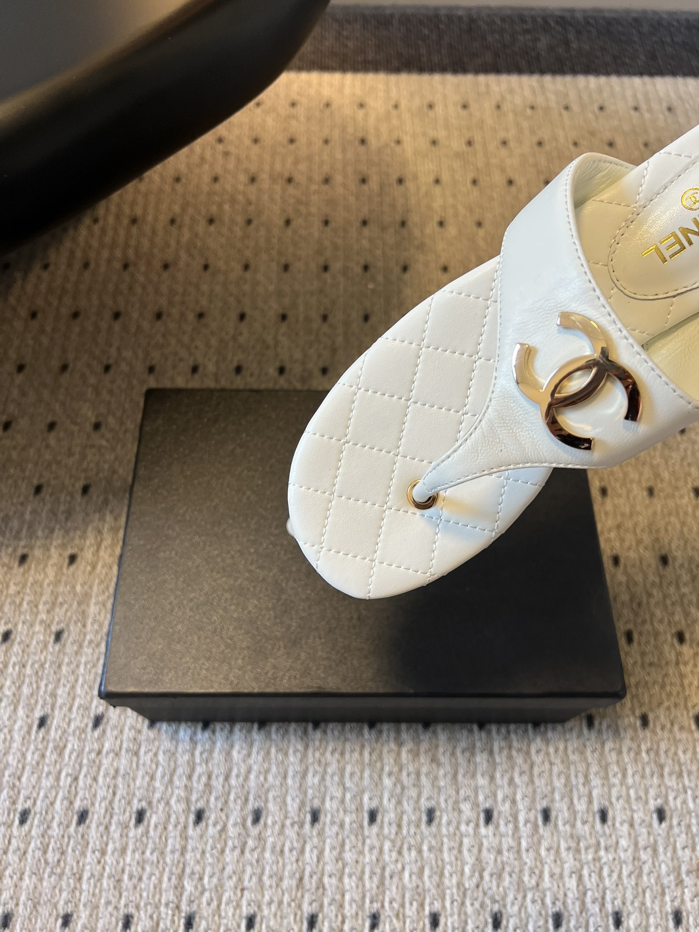 Chane*26SS早春新款菱格夹脚凉拖把法式经典踩在脚下，这双菱格夹脚拖太懂高级感了！标志性双C金属扣