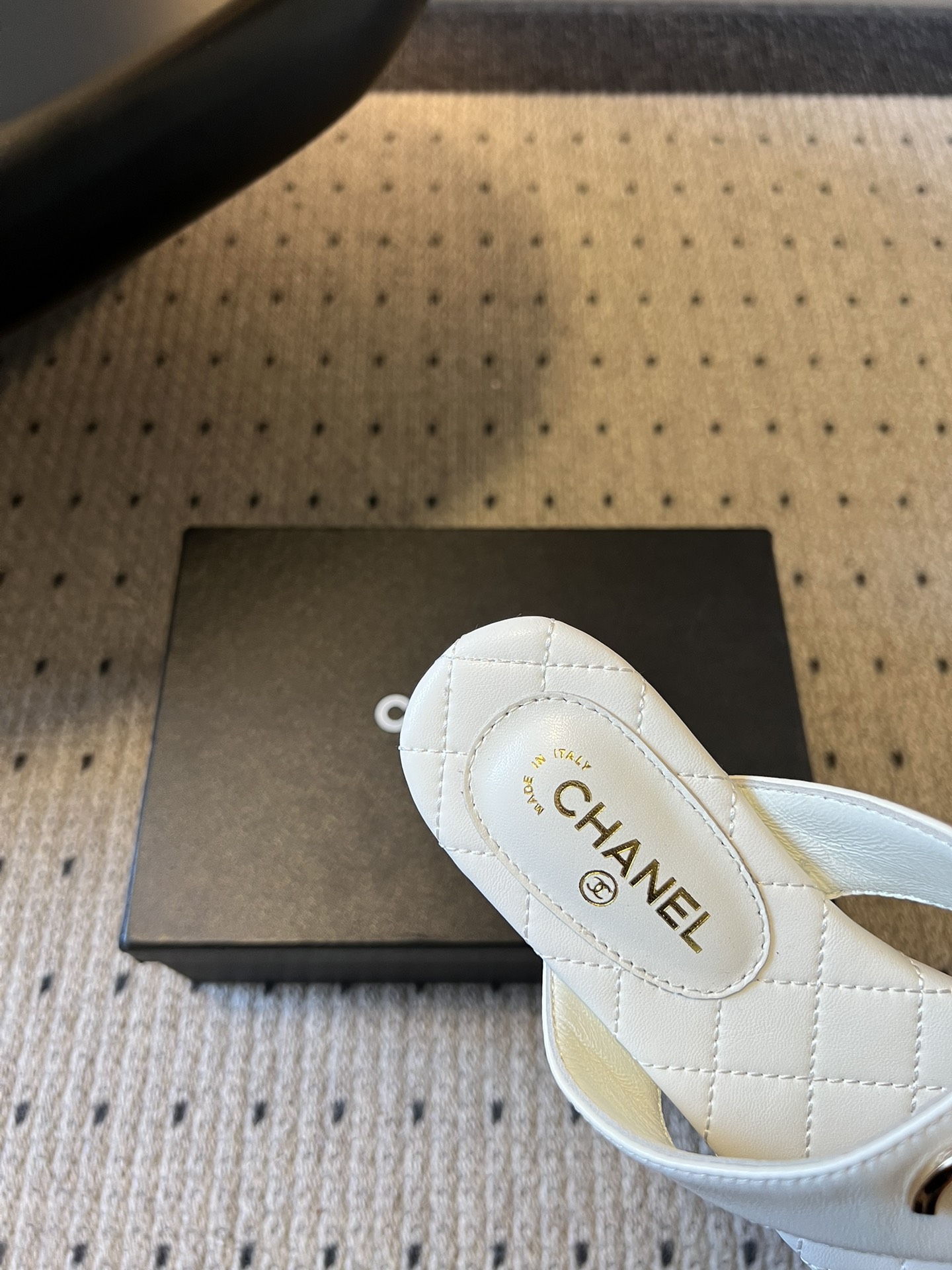 Chane*26SS早春新款菱格夹脚凉拖把法式经典踩在脚下，这双菱格夹脚拖太懂高级感了！标志性双C金属扣