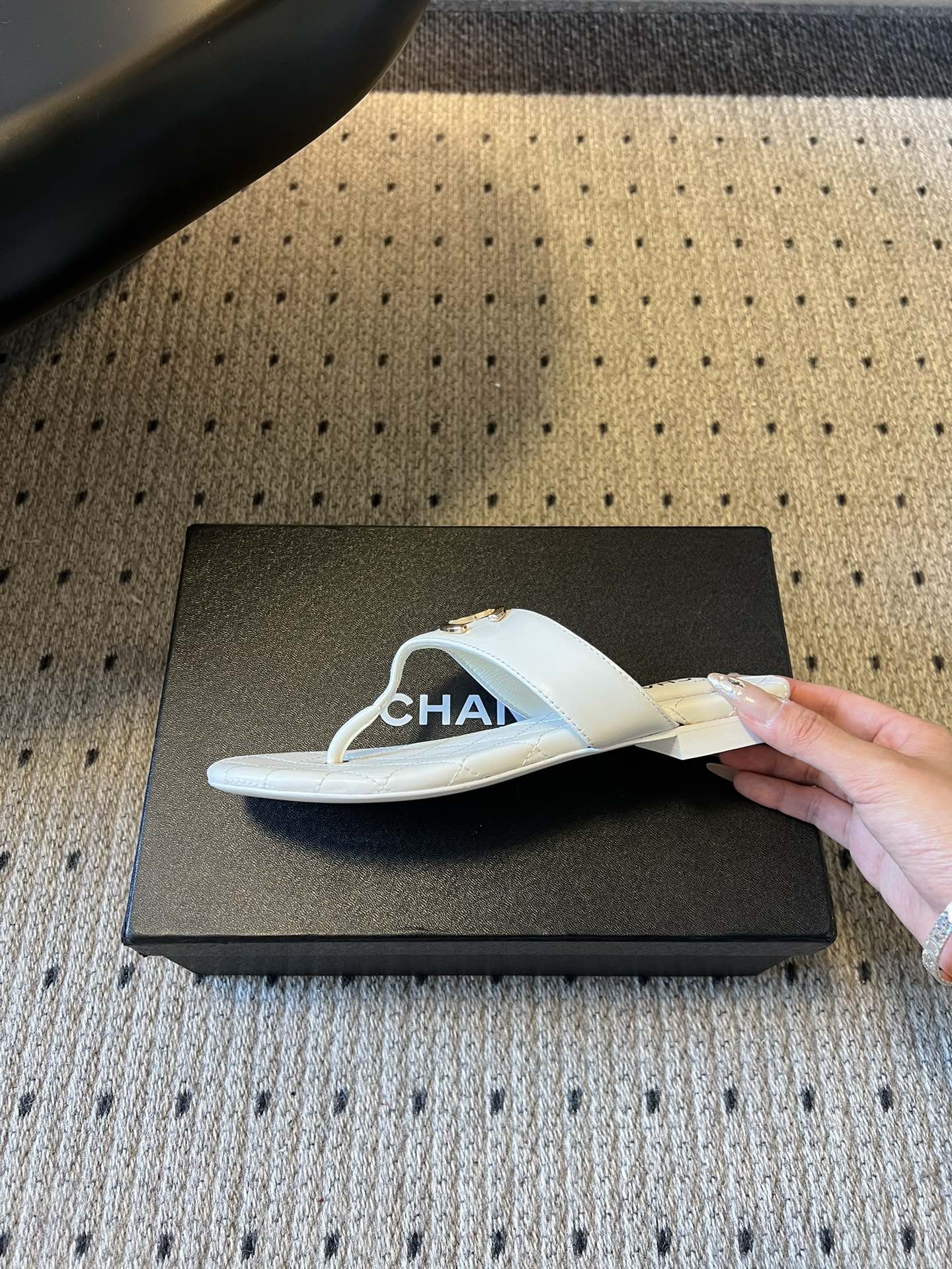 Chane*26SS早春新款菱格夹脚凉拖把法式经典踩在脚下，这双菱格夹脚拖太懂高级感了！标志性双C金属扣