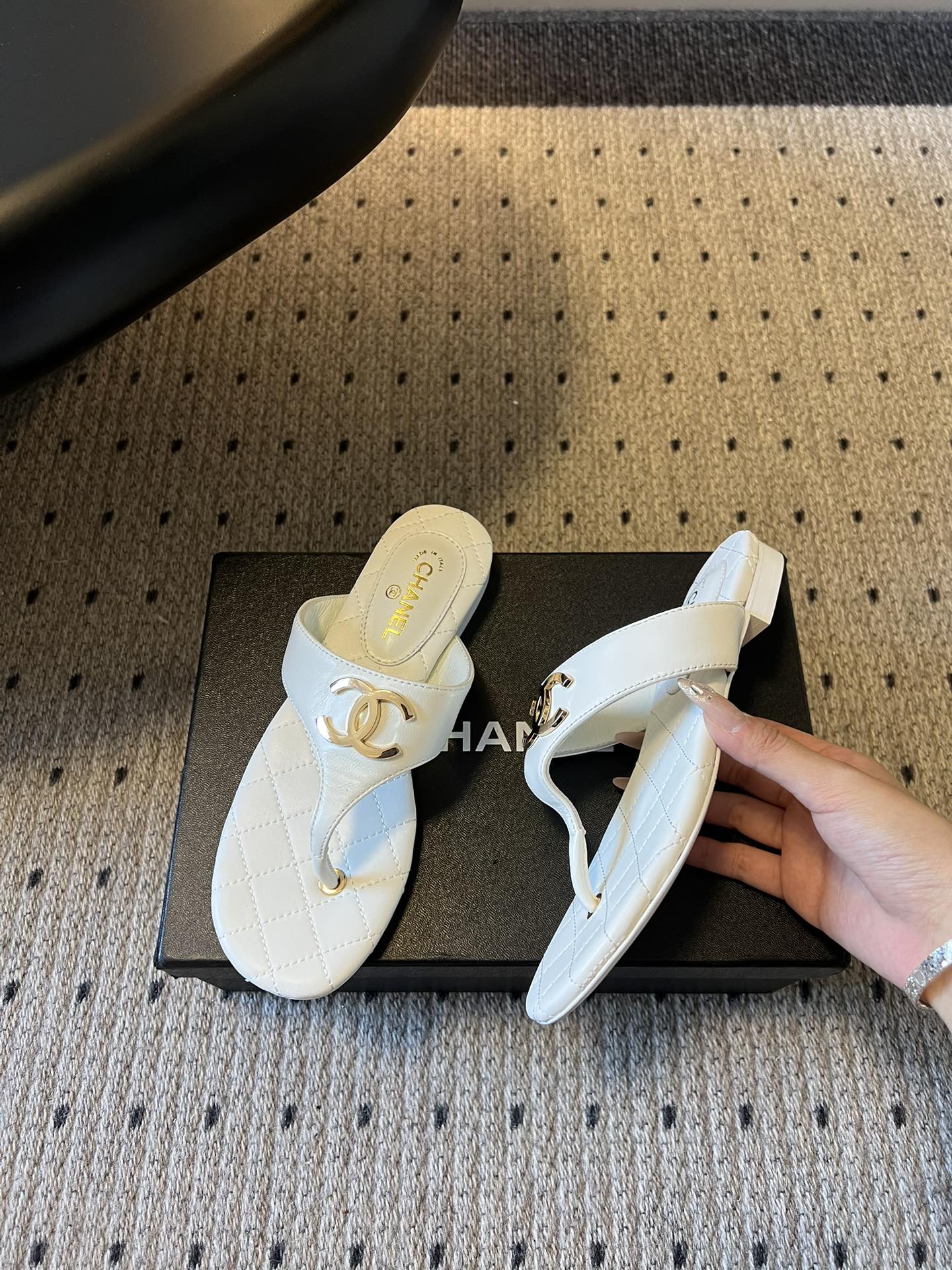 Chane*26SS早春新款菱格夹脚凉拖把法式经典踩在脚下，这双菱格夹脚拖太懂高级感了！标志性双C金属扣