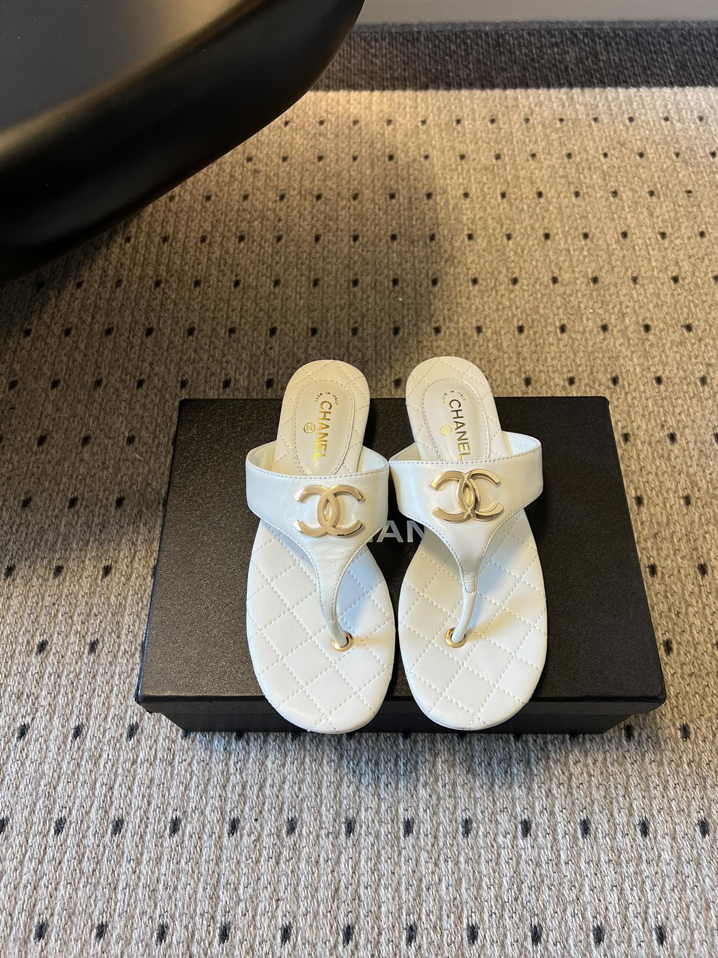 Chane*26SS早春新款菱格夹脚凉拖把法式经典踩在脚下，这双菱格夹脚拖太懂高级感了！标志性双C金属扣