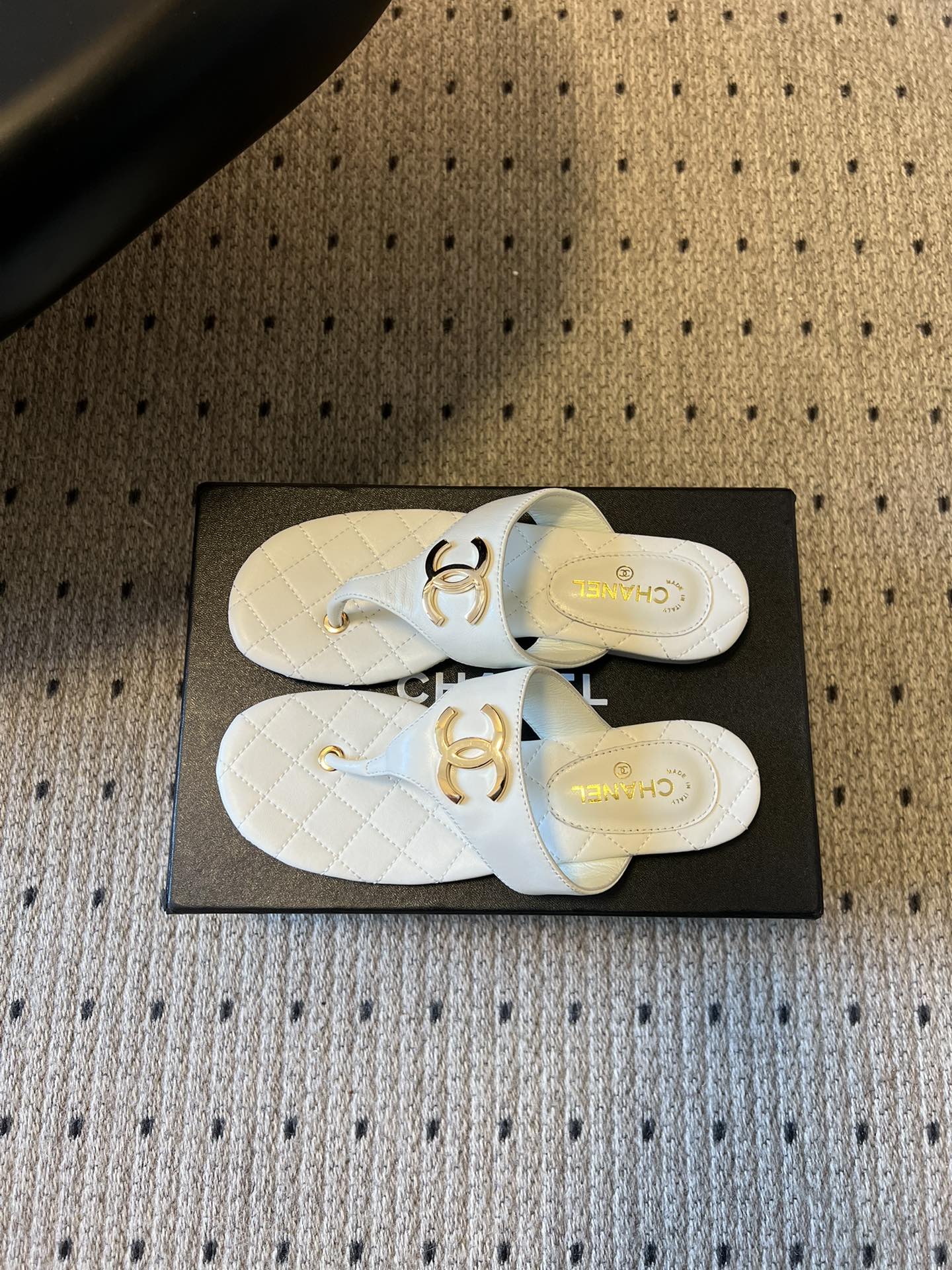 Chane*26SS早春新款菱格夹脚凉拖把法式经典踩在脚下，这双菱格夹脚拖太懂高级感了！标志性双C金属扣