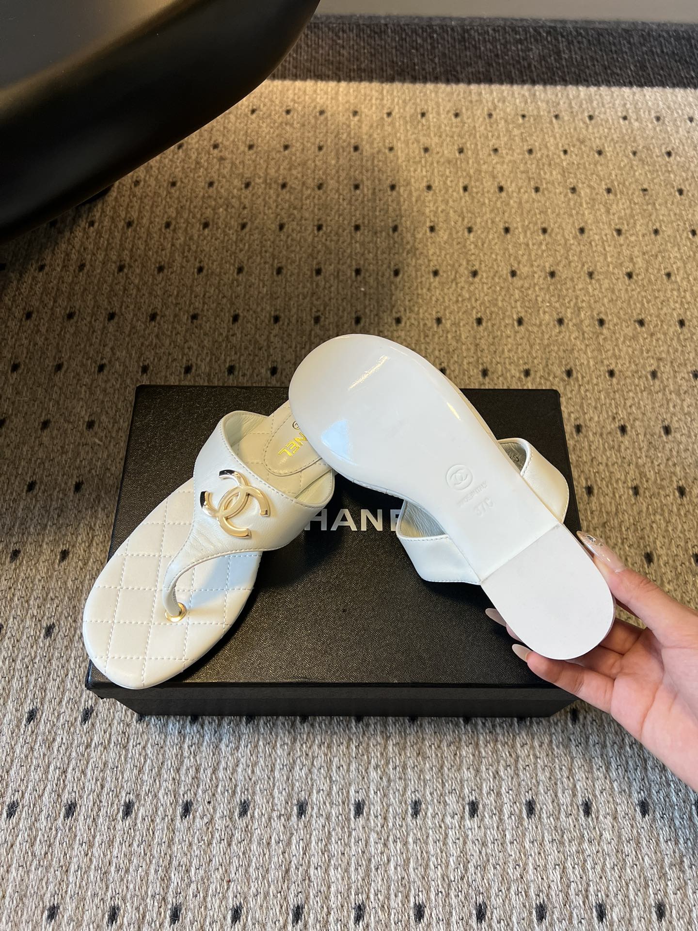 Chane*26SS早春新款菱格夹脚凉拖把法式经典踩在脚下，这双菱格夹脚拖太懂高级感了！标志性双C金属扣