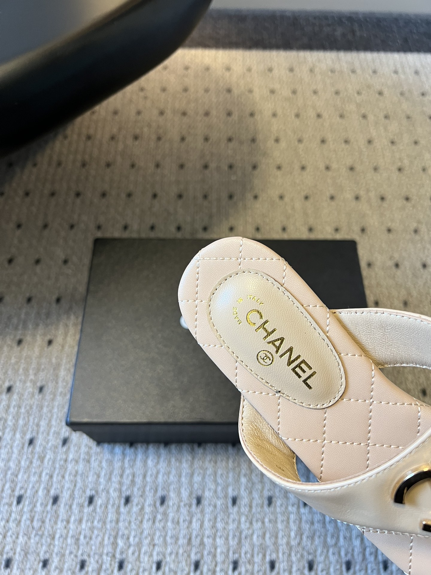 Chane*26SS早春新款菱格夹脚凉拖把法式经典踩在脚下，这双菱格夹脚拖太懂高级感了！标志性双C金属扣