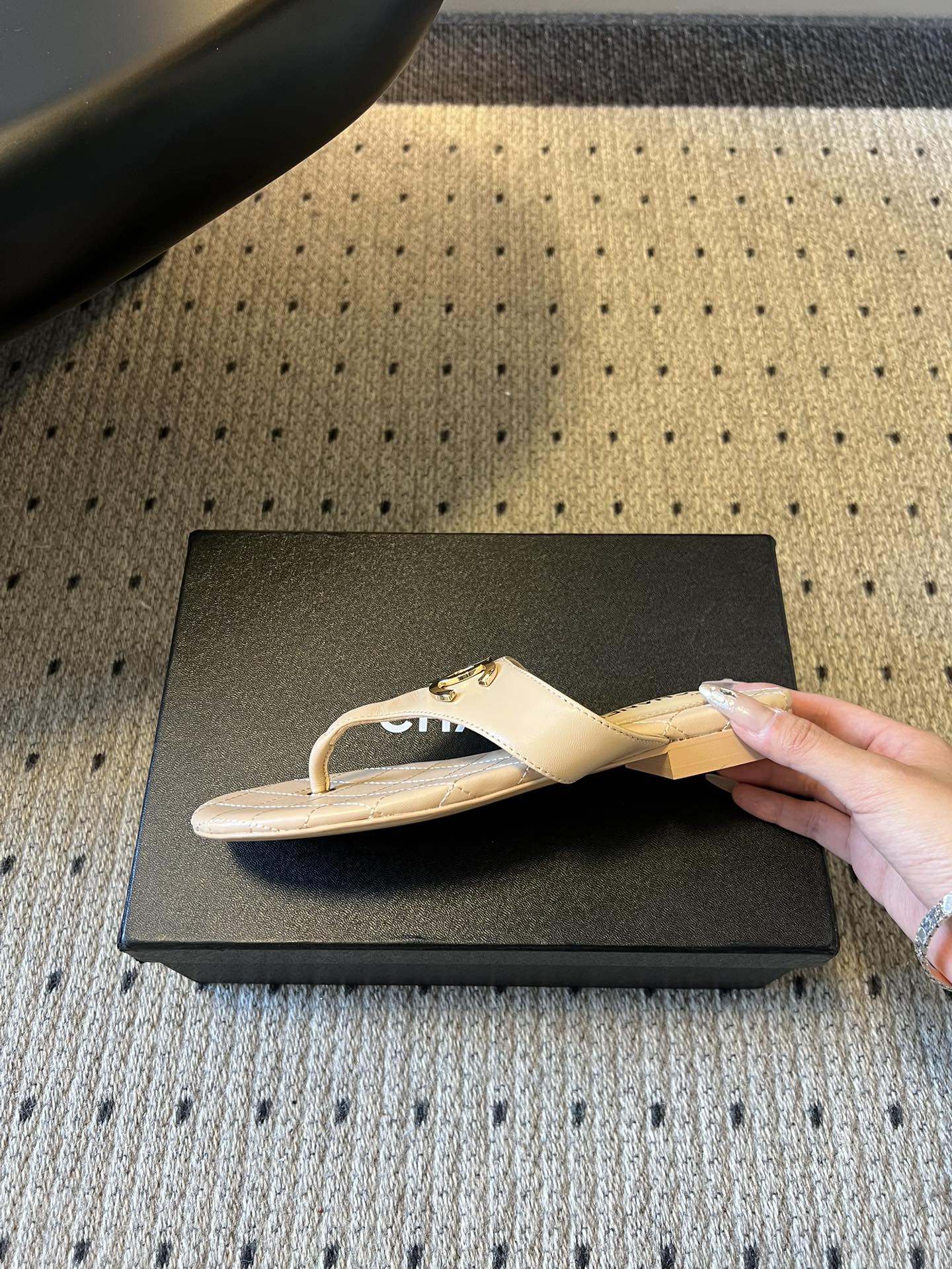 Chane*26SS早春新款菱格夹脚凉拖把法式经典踩在脚下，这双菱格夹脚拖太懂高级感了！标志性双C金属扣