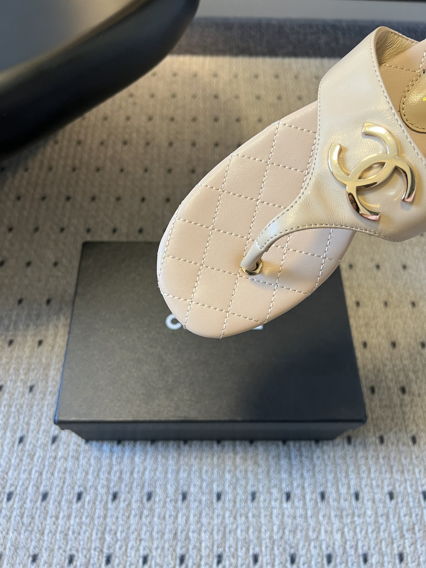 Chane*26SS早春新款菱格夹脚凉拖把法式经典踩在脚下，这双菱格夹脚拖太懂高级感了！标志性双C金属扣