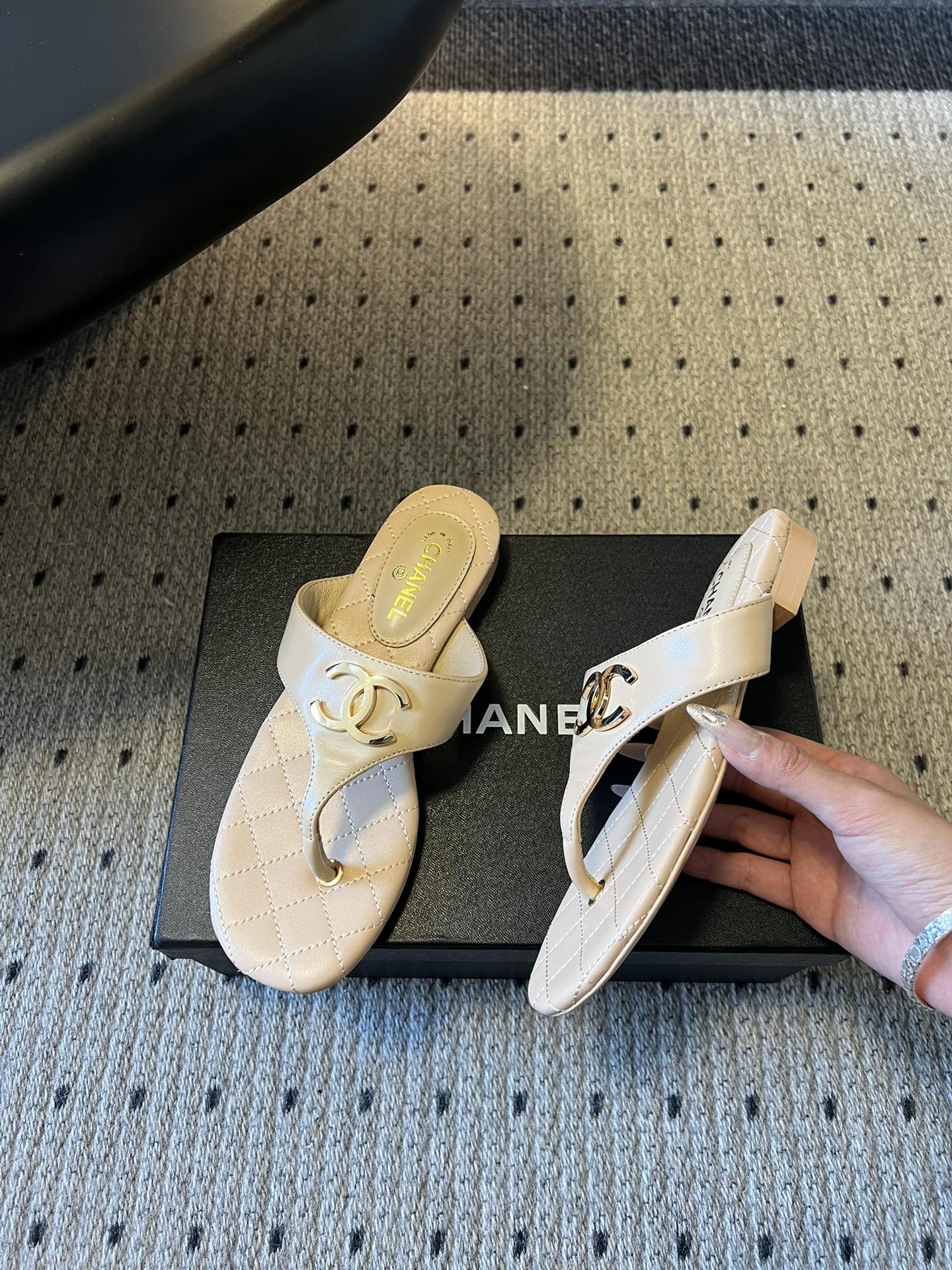 Chane*26SS早春新款菱格夹脚凉拖把法式经典踩在脚下，这双菱格夹脚拖太懂高级感了！标志性双C金属扣