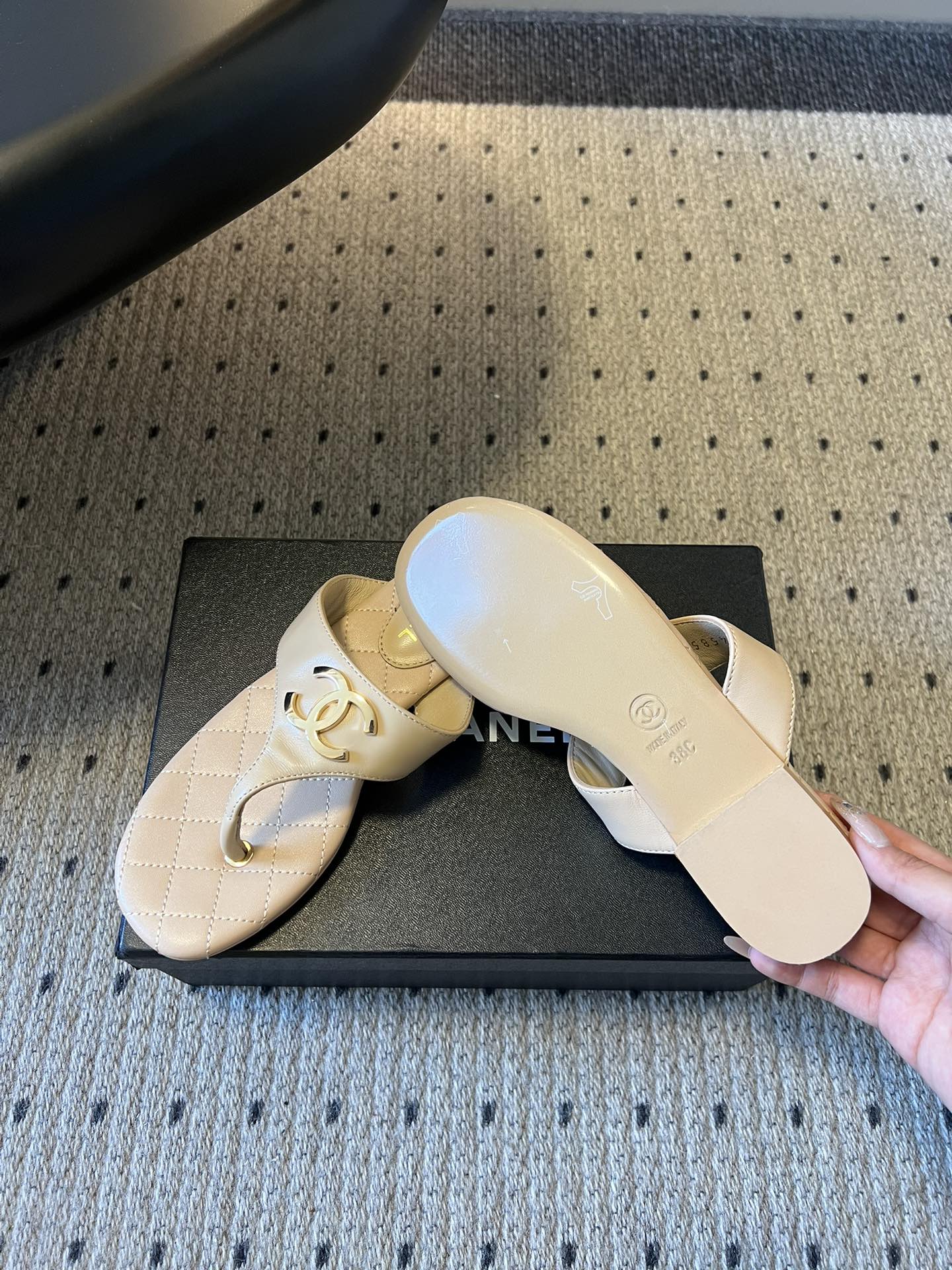 Chane*26SS早春新款菱格夹脚凉拖把法式经典踩在脚下，这双菱格夹脚拖太懂高级感了！标志性双C金属扣