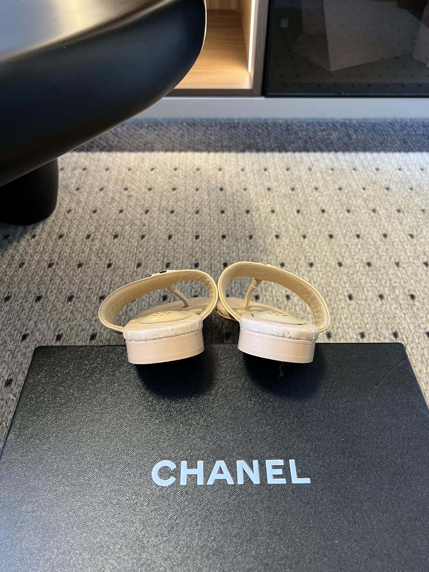 Chane*26SS早春新款菱格夹脚凉拖把法式经典踩在脚下，这双菱格夹脚拖太懂高级感了！标志性双C金属扣