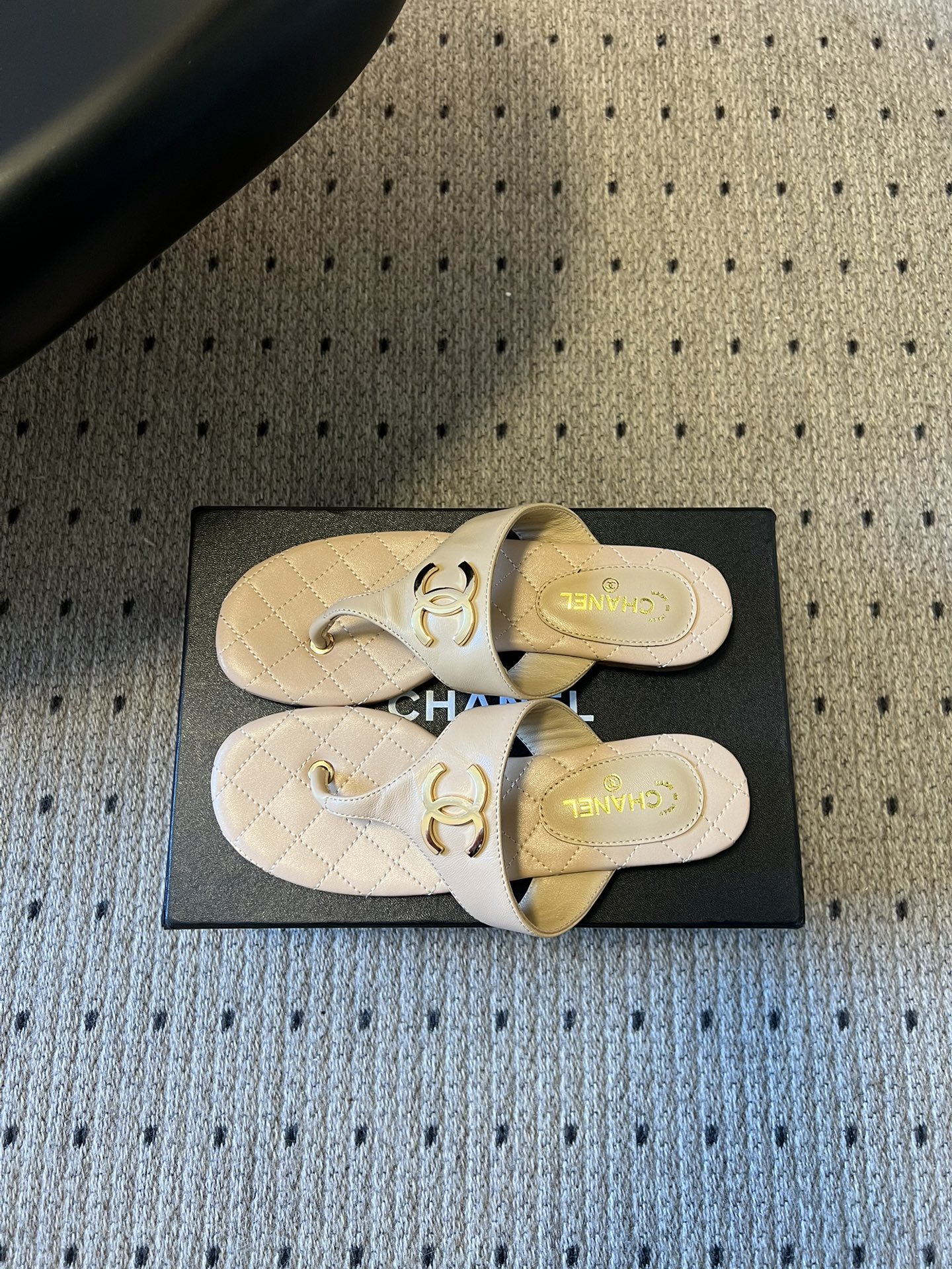 Chane*26SS早春新款菱格夹脚凉拖把法式经典踩在脚下，这双菱格夹脚拖太懂高级感了！标志性双C金属扣
