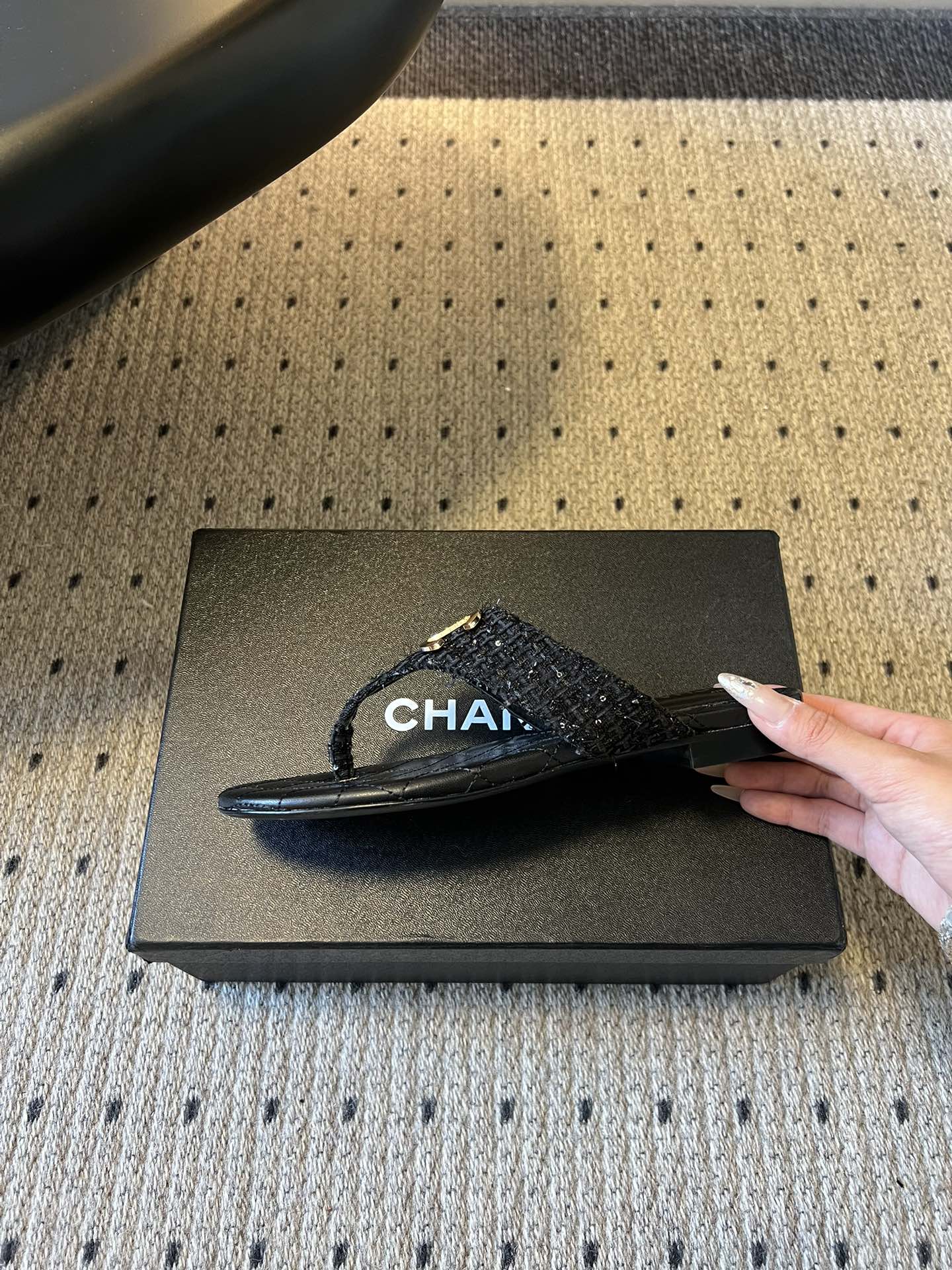 Chane*26SS早春新款菱格夹脚凉拖把法式经典踩在脚下，这双菱格夹脚拖太懂高级感了！标志性双C金属扣