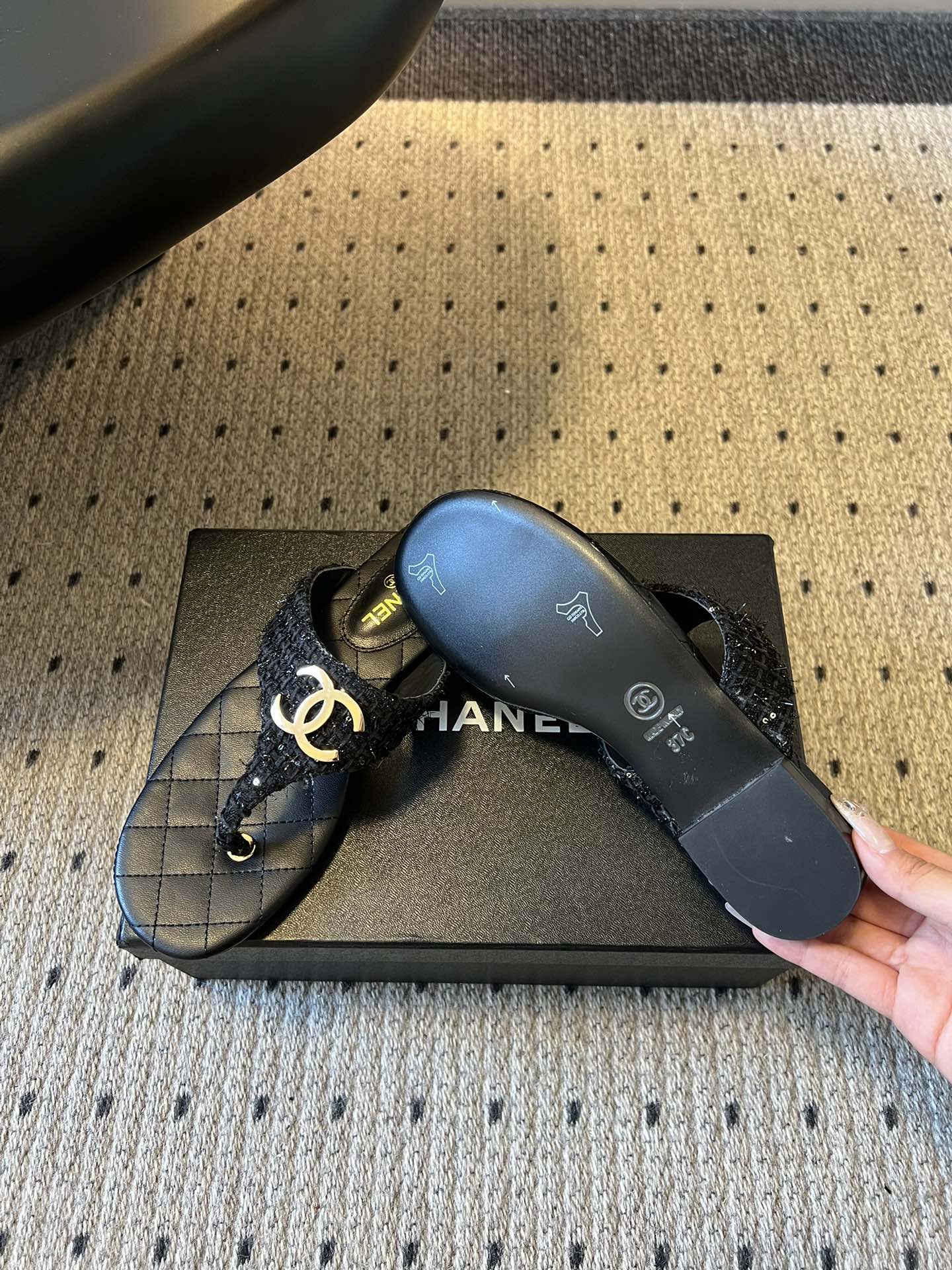 Chane*26SS早春新款菱格夹脚凉拖把法式经典踩在脚下，这双菱格夹脚拖太懂高级感了！标志性双C金属扣