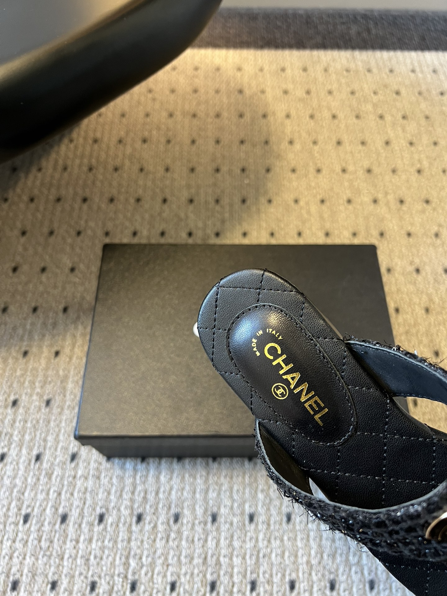 Chane*26SS早春新款菱格夹脚凉拖把法式经典踩在脚下，这双菱格夹脚拖太懂高级感了！标志性双C金属扣