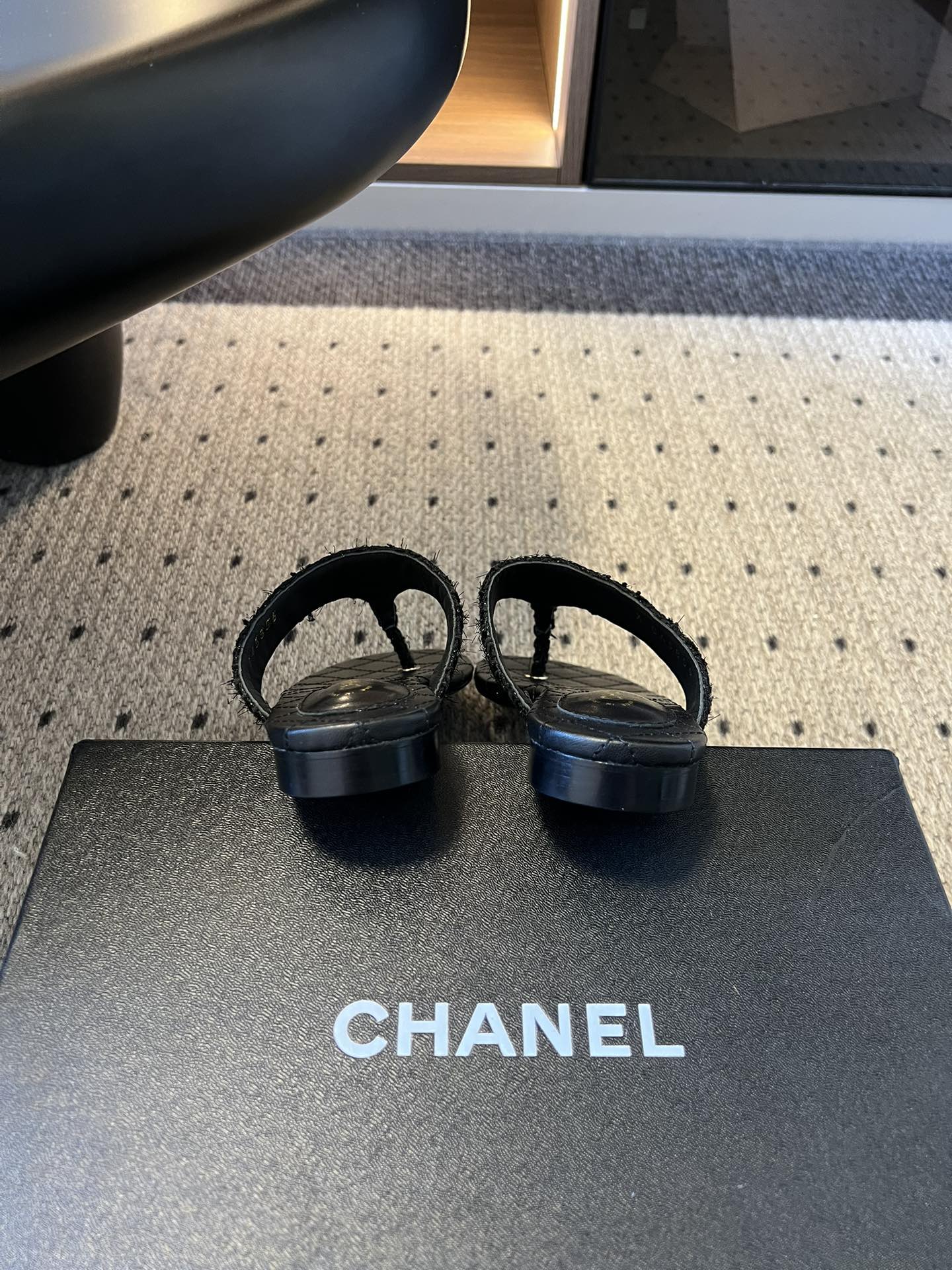 Chane*26SS早春新款菱格夹脚凉拖把法式经典踩在脚下，这双菱格夹脚拖太懂高级感了！标志性双C金属扣