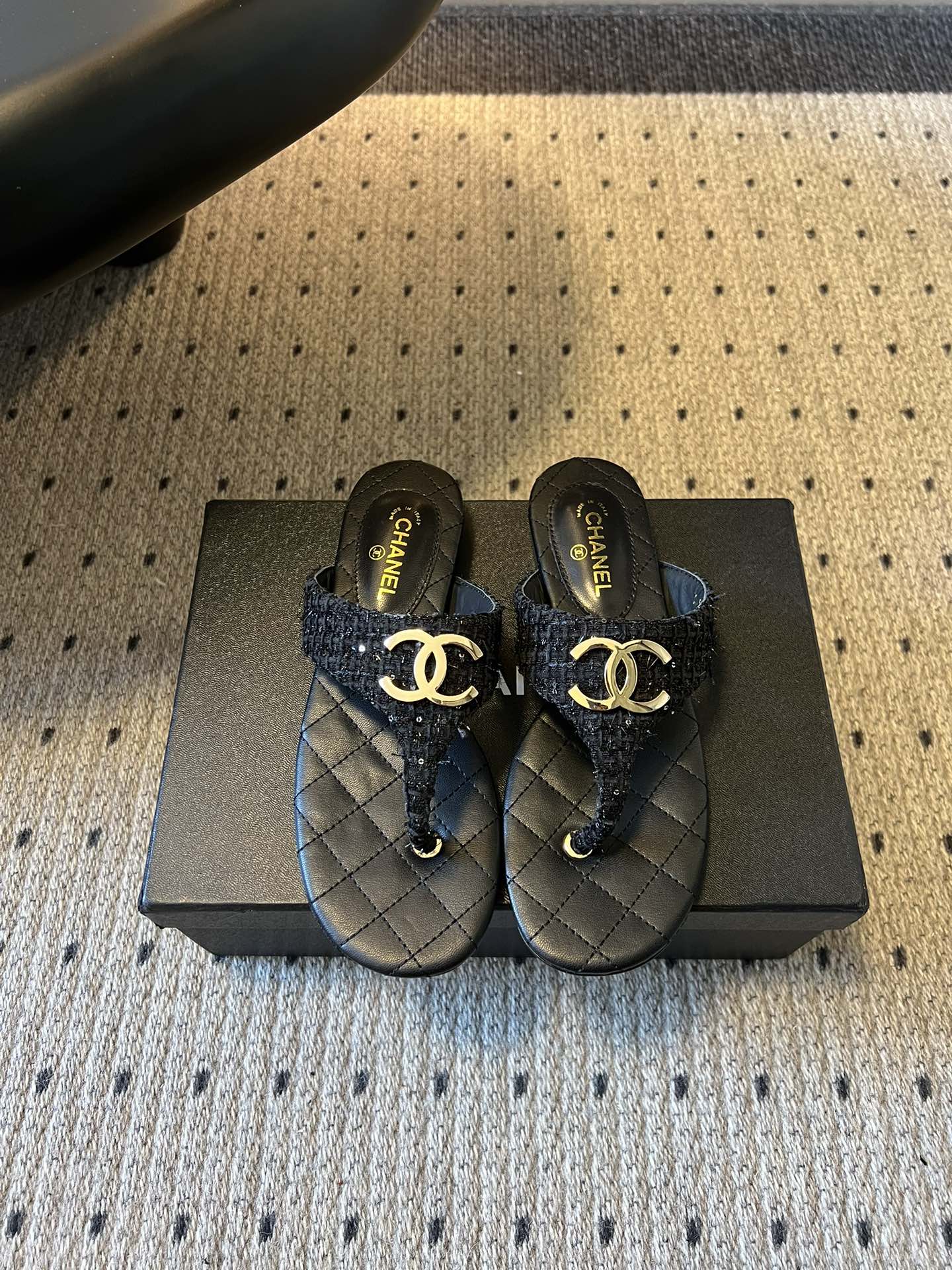 Chane*26SS早春新款菱格夹脚凉拖把法式经典踩在脚下，这双菱格夹脚拖太懂高级感了！标志性双C金属扣