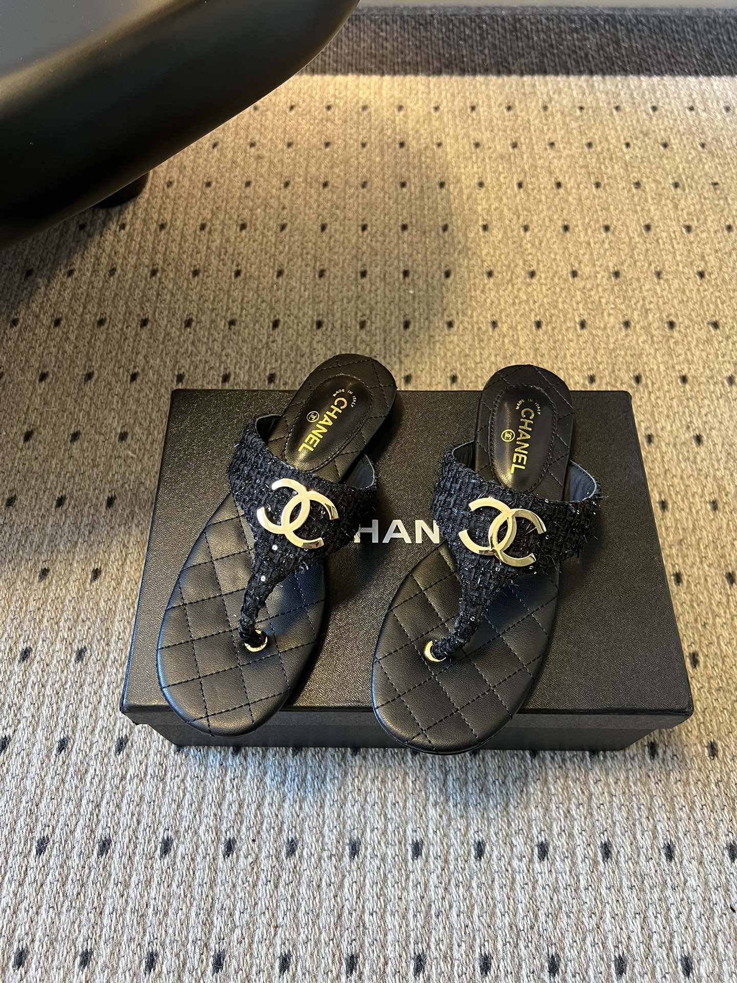 Chane*26SS早春新款菱格夹脚凉拖把法式经典踩在脚下，这双菱格夹脚拖太懂高级感了！标志性双C金属扣