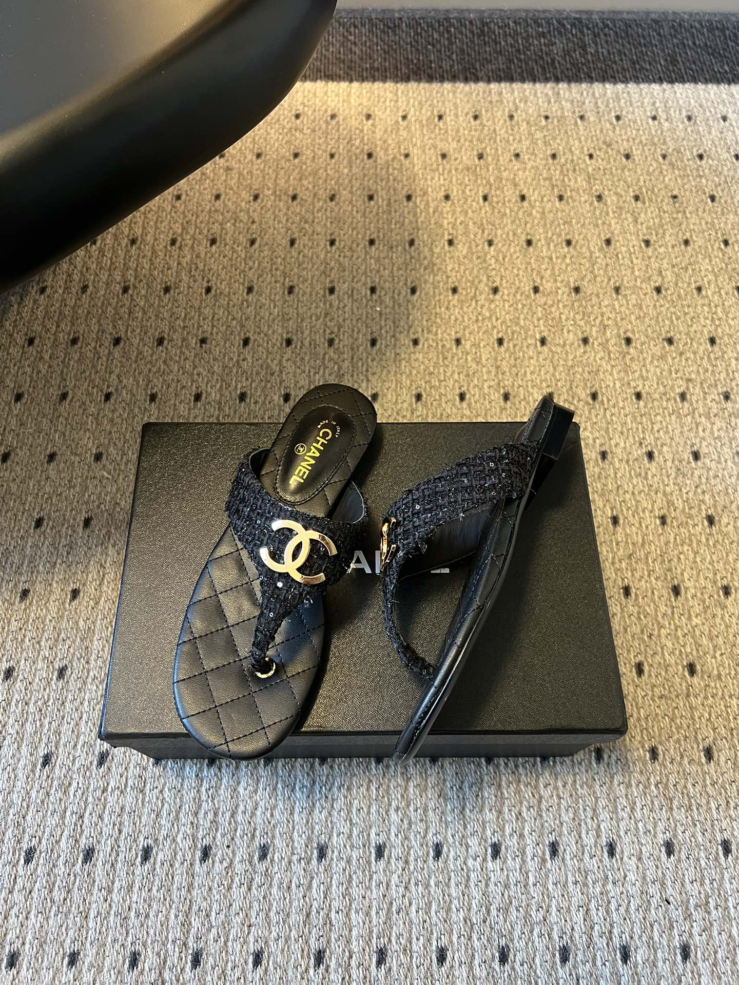 Chane*26SS早春新款菱格夹脚凉拖把法式经典踩在脚下，这双菱格夹脚拖太懂高级感了！标志性双C金属扣