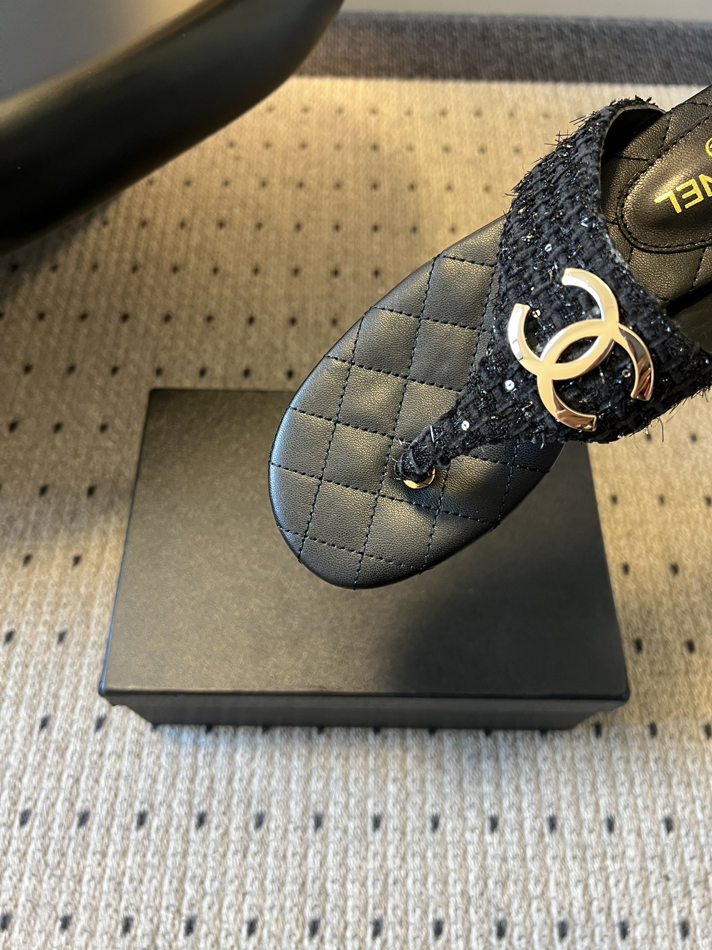 Chane*26SS早春新款菱格夹脚凉拖把法式经典踩在脚下，这双菱格夹脚拖太懂高级感了！标志性双C金属扣