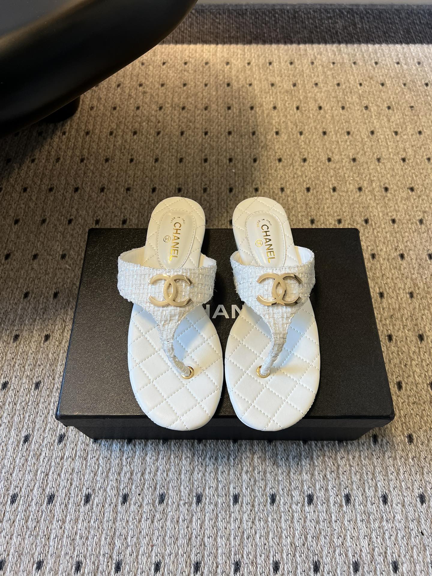 Chane*26SS早春新款菱格夹脚凉拖把法式经典踩在脚下，这双菱格夹脚拖太懂高级感了！标志性双C金属扣