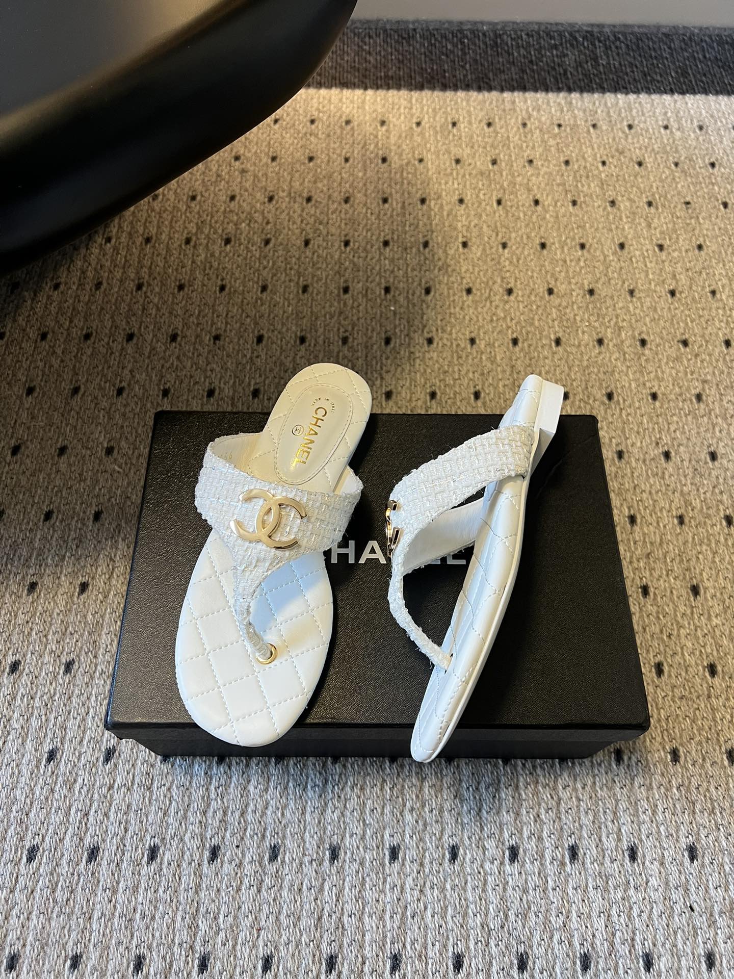 Chane*26SS早春新款菱格夹脚凉拖把法式经典踩在脚下，这双菱格夹脚拖太懂高级感了！标志性双C金属扣