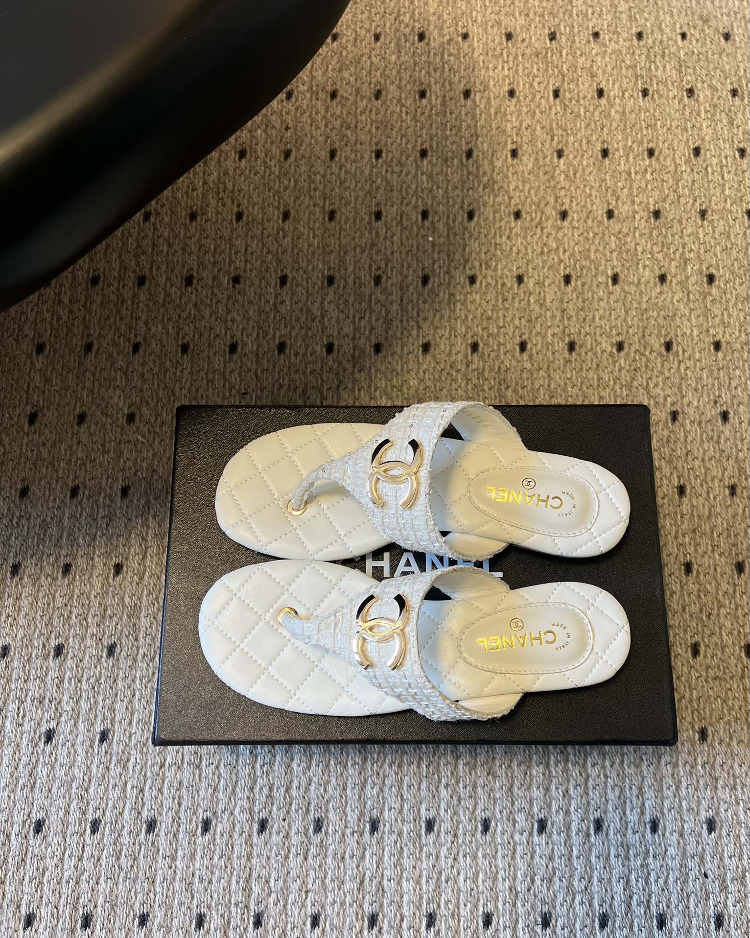 Chane*26SS早春新款菱格夹脚凉拖把法式经典踩在脚下，这双菱格夹脚拖太懂高级感了！标志性双C金属扣