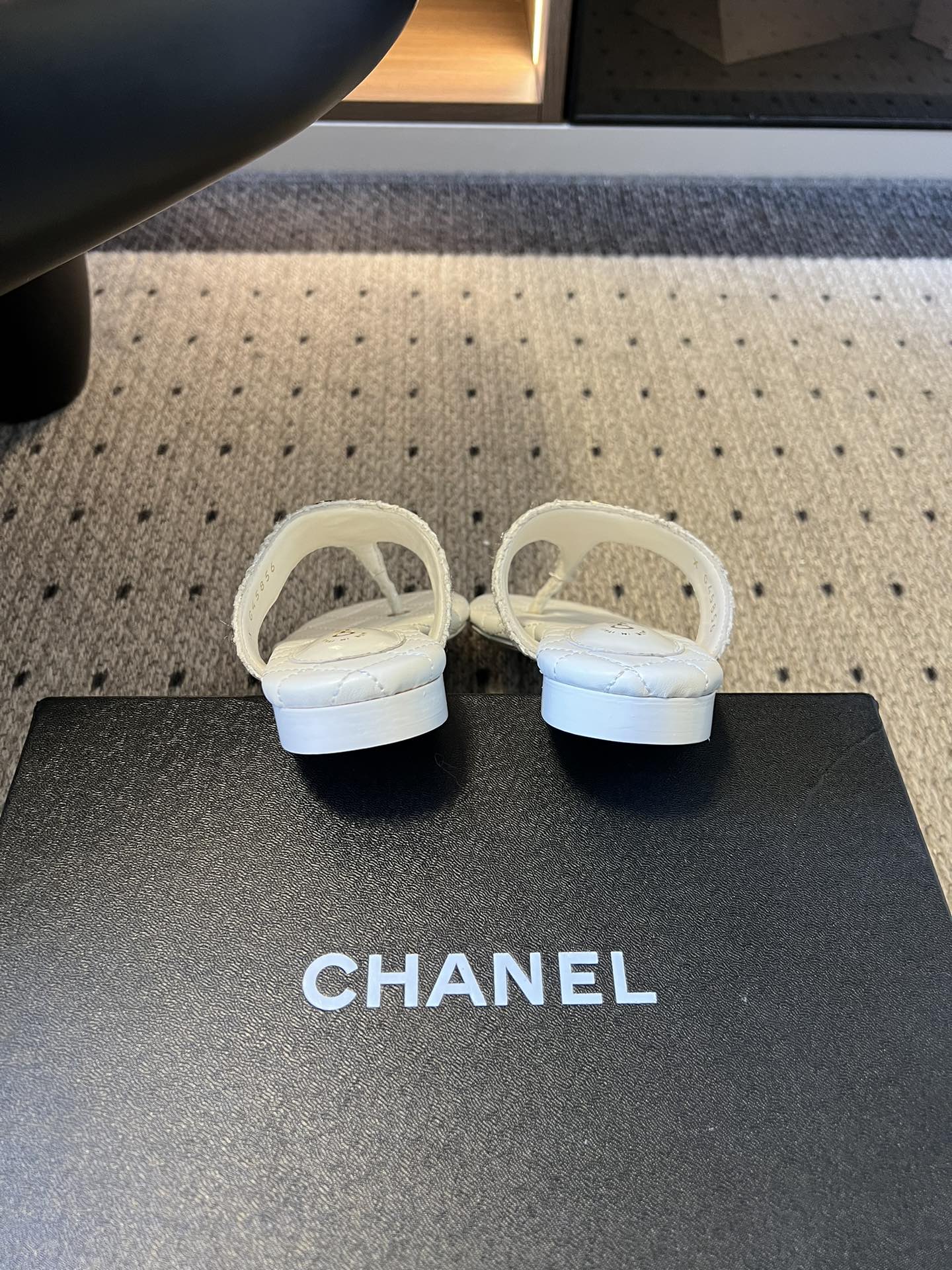 Chane*26SS早春新款菱格夹脚凉拖把法式经典踩在脚下，这双菱格夹脚拖太懂高级感了！标志性双C金属扣