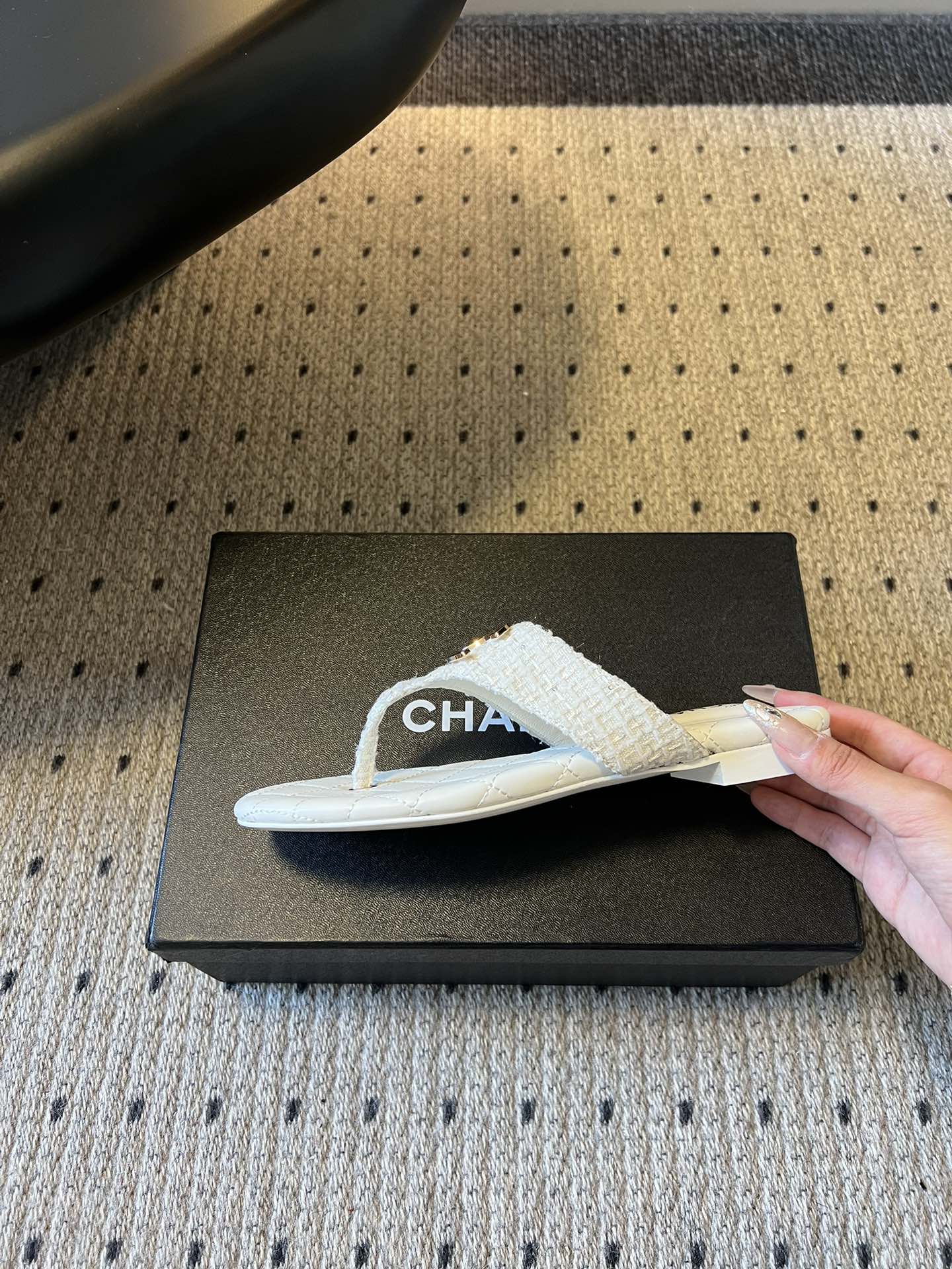 Chane*26SS早春新款菱格夹脚凉拖把法式经典踩在脚下，这双菱格夹脚拖太懂高级感了！标志性双C金属扣