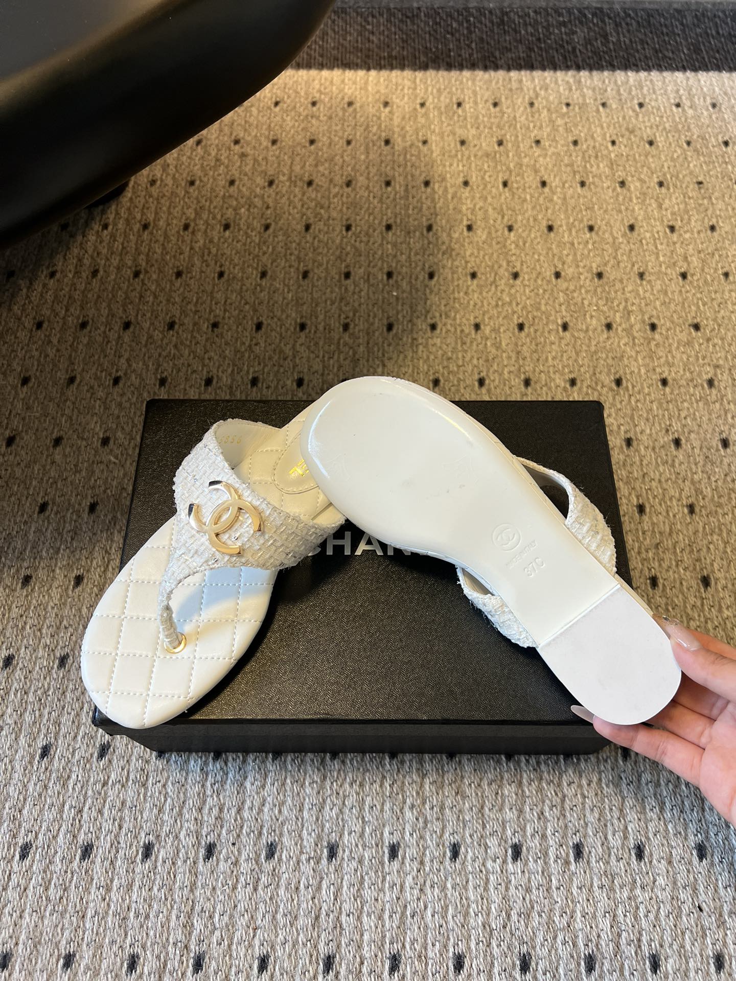Chane*26SS早春新款菱格夹脚凉拖把法式经典踩在脚下，这双菱格夹脚拖太懂高级感了！标志性双C金属扣