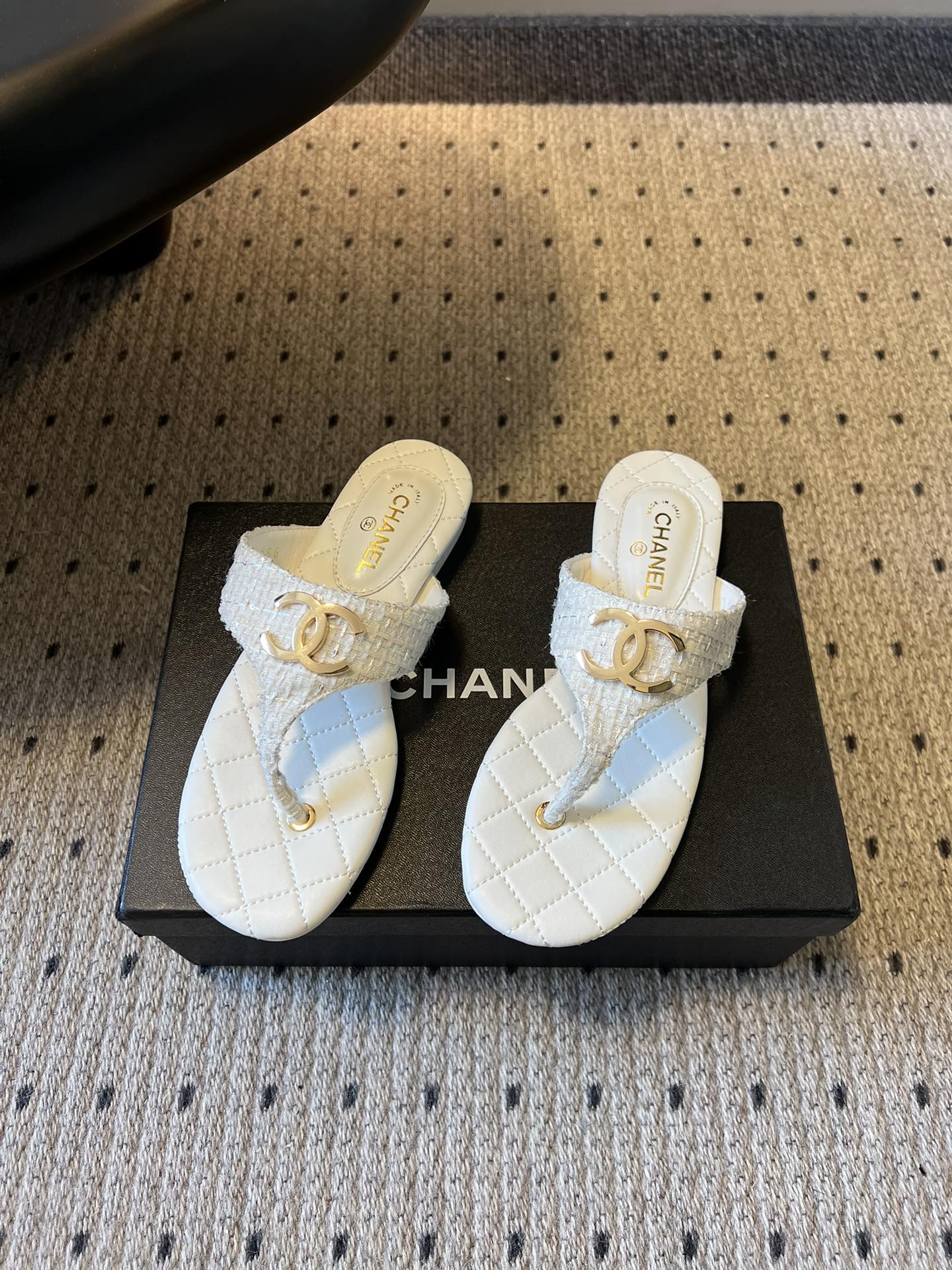 Chane*26SS早春新款菱格夹脚凉拖把法式经典踩在脚下，这双菱格夹脚拖太懂高级感了！标志性双C金属扣