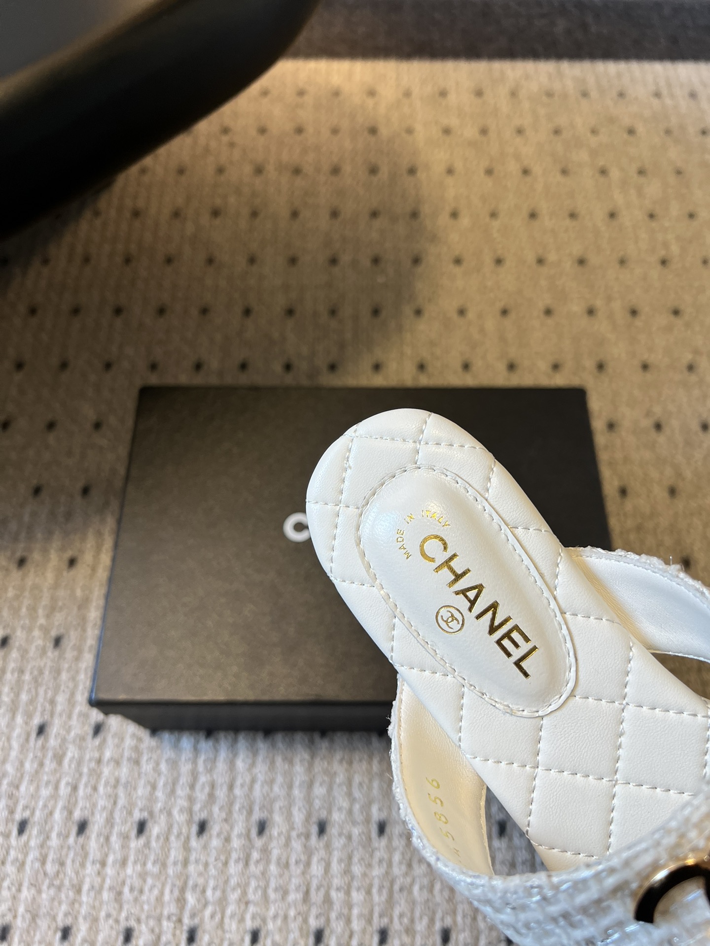 Chane*26SS早春新款菱格夹脚凉拖把法式经典踩在脚下，这双菱格夹脚拖太懂高级感了！标志性双C金属扣