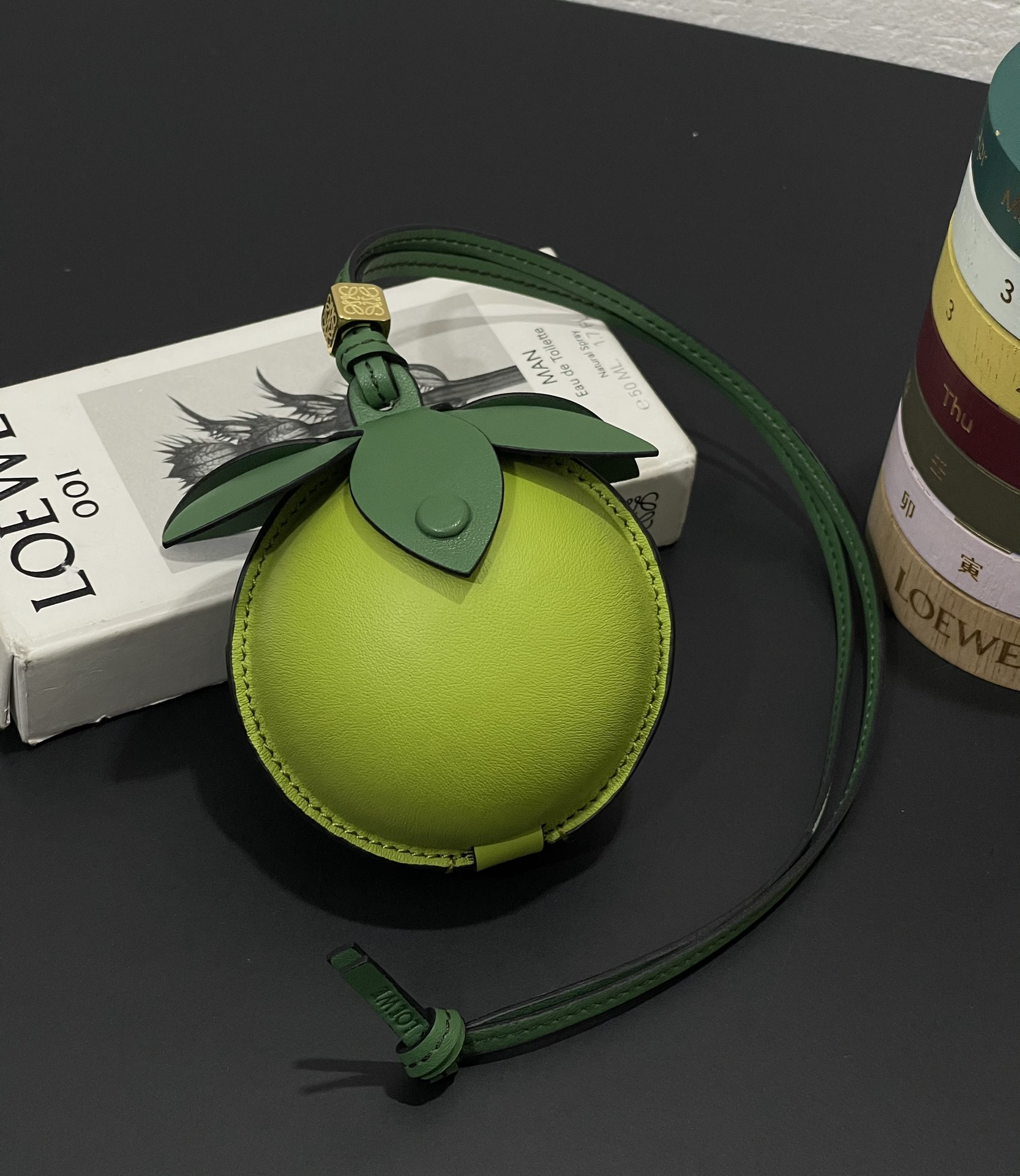 NO:763592,The large lime small bag pendant is made of calfskin with contrasting colors and fastened with snap buttons. You can put some small items and change inside, and can be hung on the neck and bag. Style No. 327, size 12*11 (cards cannot be placed), Loewe wallet, loewe, wallets, cowhide19860909大青柠小包挂件 采用小牛皮撞色搭配, 按扣固定, 内里可放些小件物品及零钱, 可挂于脖子及包包. 款号327 尺寸 12*11（不可以放卡哦）,罗意威钱包,loewe,wallets,cowhide,欧美剧