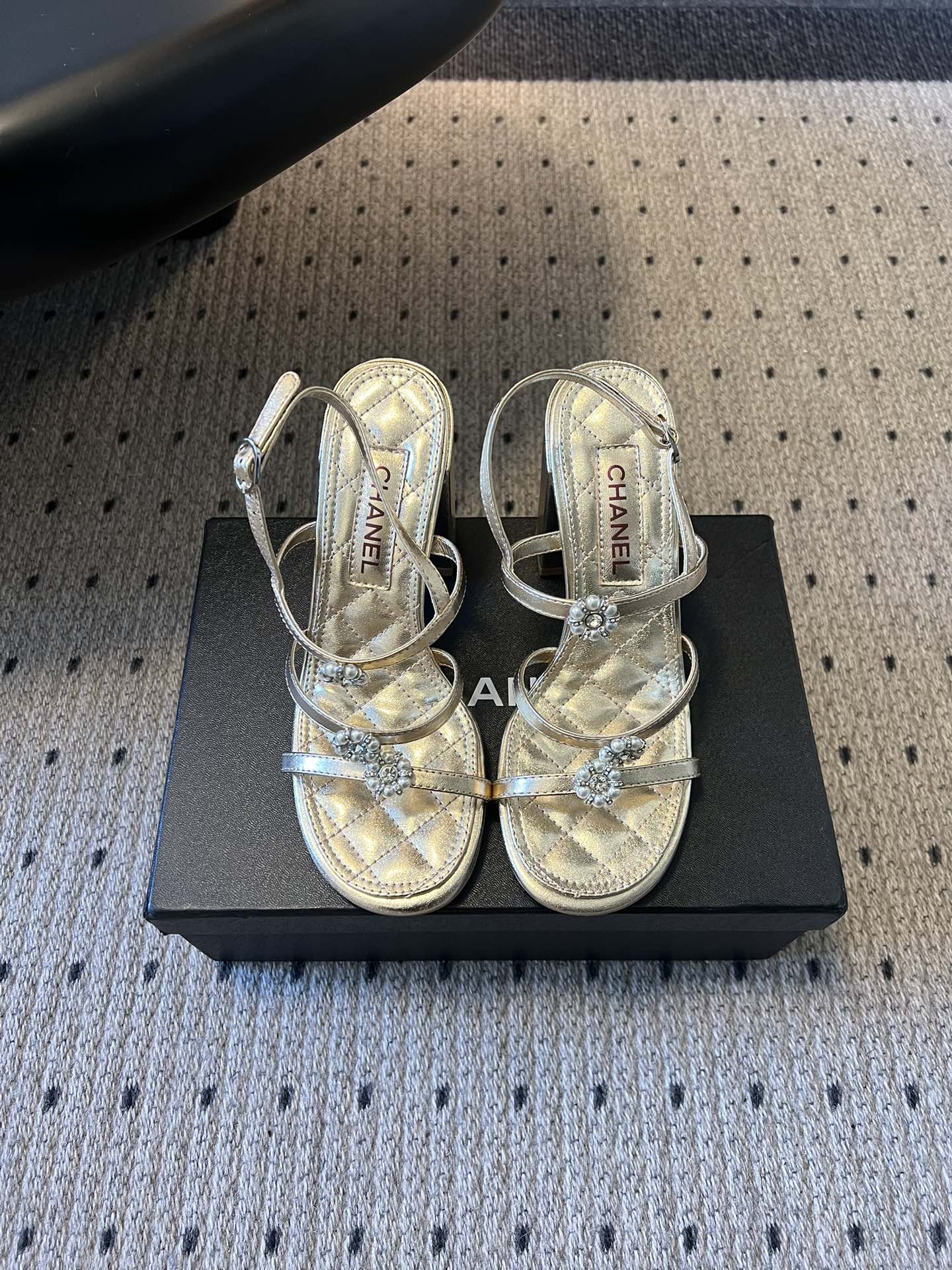 Chane*26SS早春新款珍珠水钻凉鞋把星光碎钻踩在脚边，这双凉鞋太懂少女心了！细带缠绕脚踝，菱格纹鞋