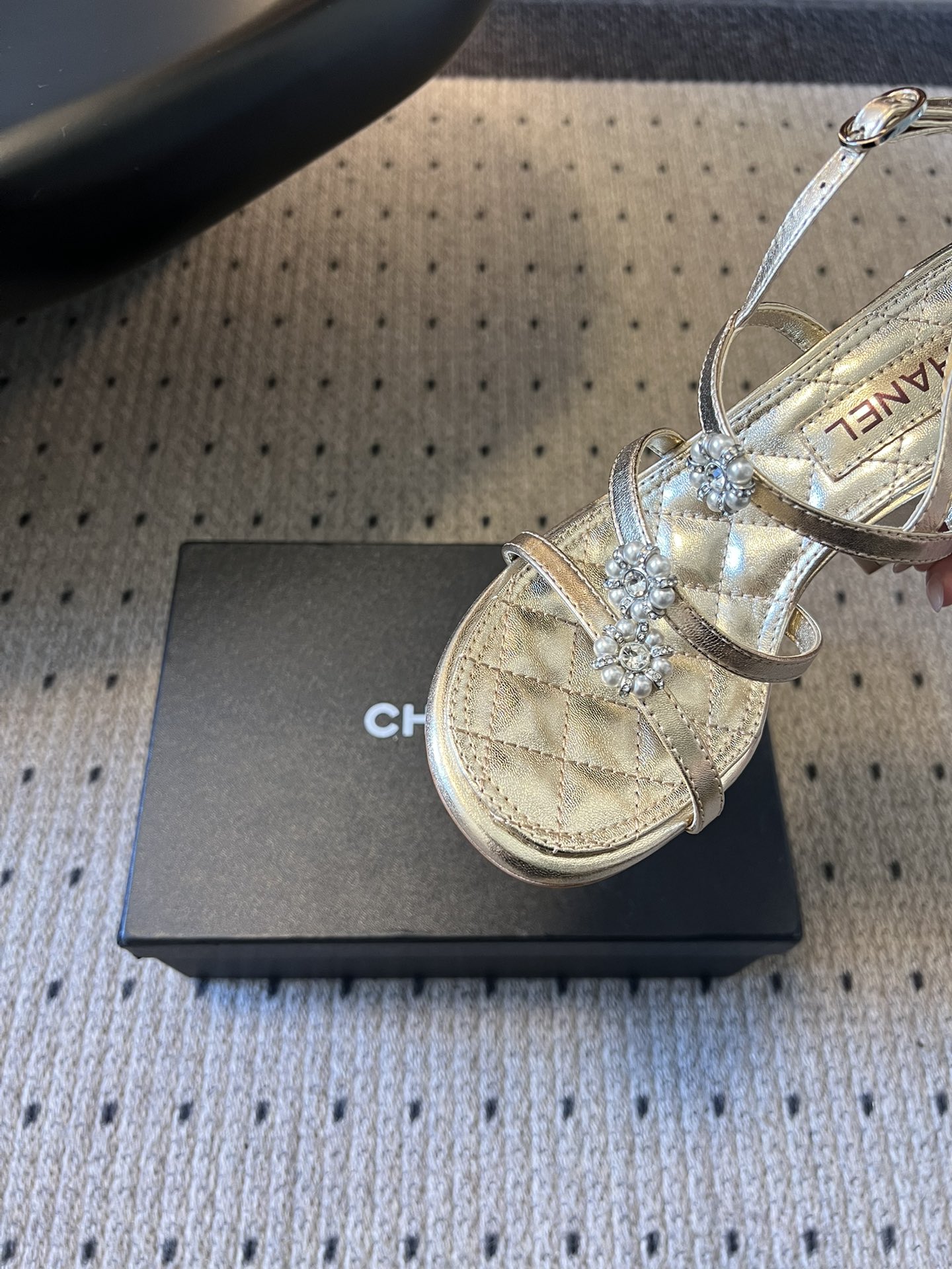 Chane*26SS早春新款珍珠水钻凉鞋把星光碎钻踩在脚边，这双凉鞋太懂少女心了！细带缠绕脚踝，菱格纹鞋