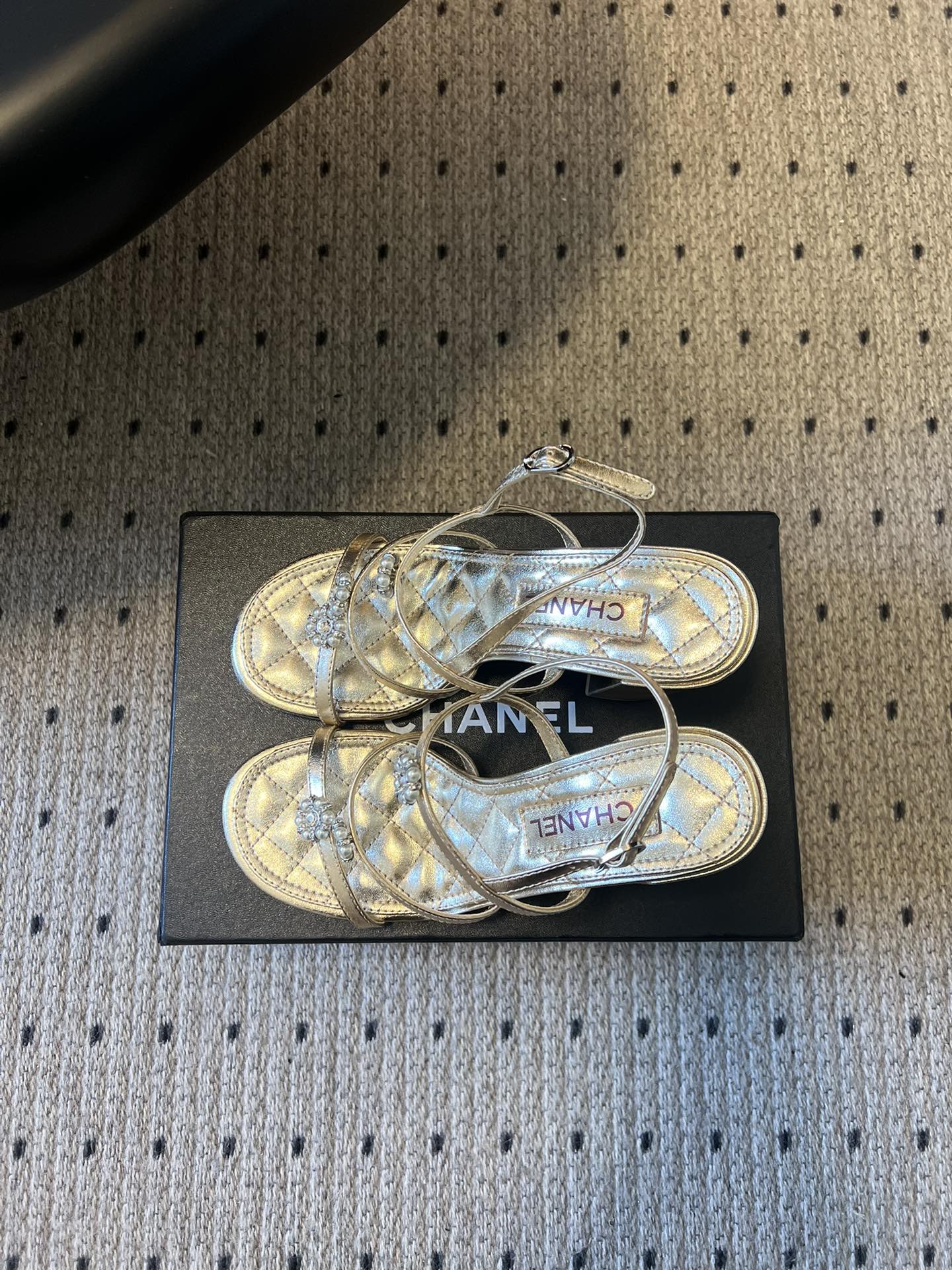 Chane*26SS早春新款珍珠水钻凉鞋把星光碎钻踩在脚边，这双凉鞋太懂少女心了！细带缠绕脚踝，菱格纹鞋