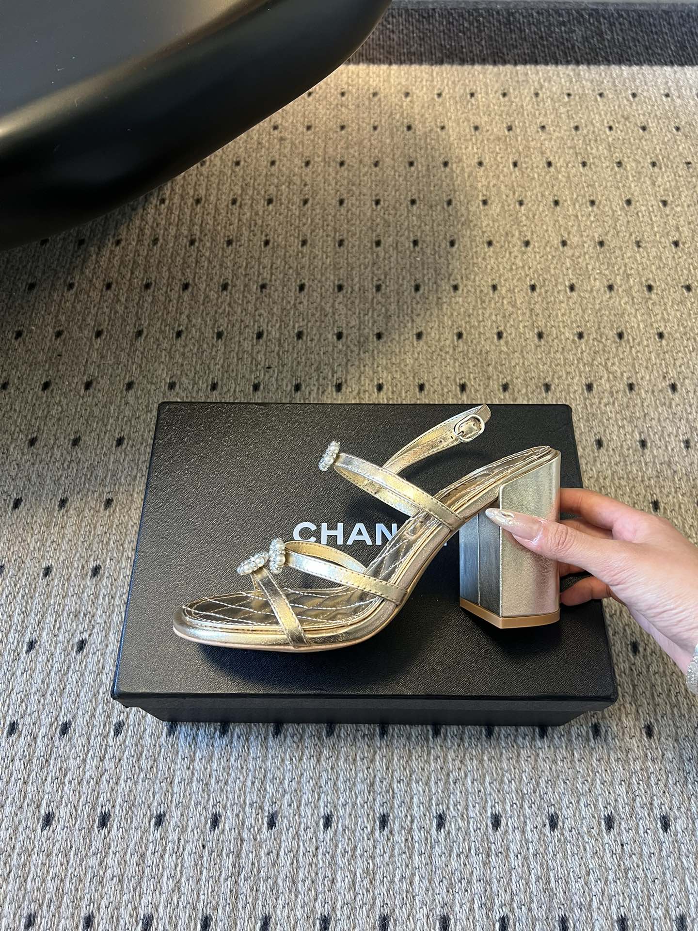 Chane*26SS早春新款珍珠水钻凉鞋把星光碎钻踩在脚边，这双凉鞋太懂少女心了！细带缠绕脚踝，菱格纹鞋