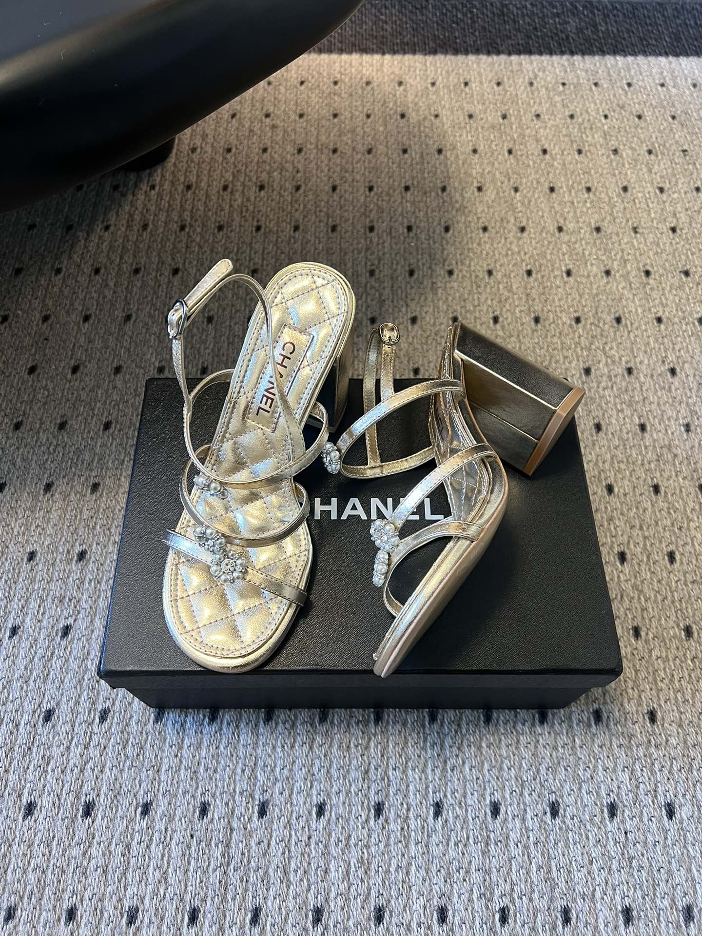 Chane*26SS早春新款珍珠水钻凉鞋把星光碎钻踩在脚边，这双凉鞋太懂少女心了！细带缠绕脚踝，菱格纹鞋