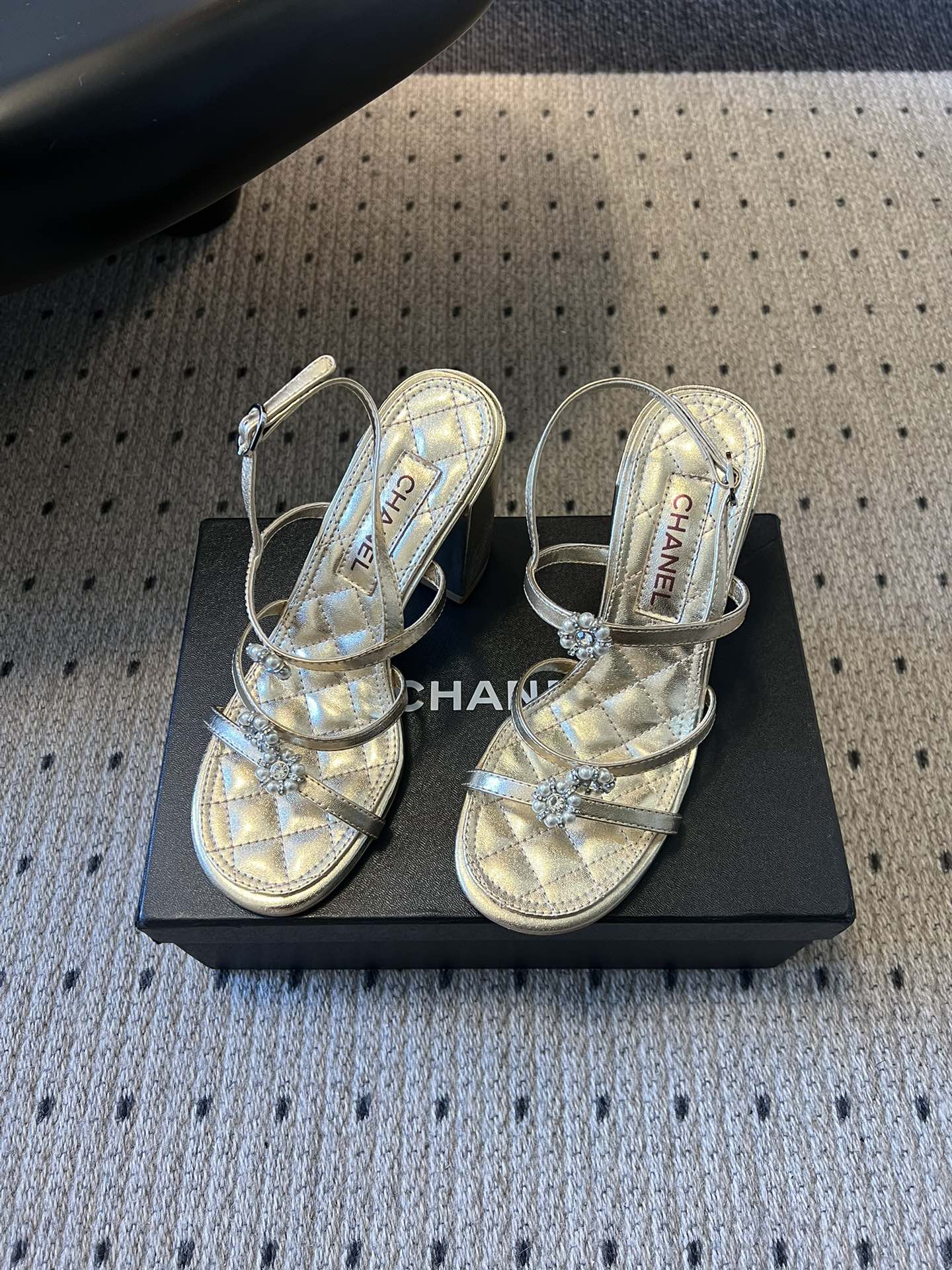 Chane*26SS早春新款珍珠水钻凉鞋把星光碎钻踩在脚边，这双凉鞋太懂少女心了！细带缠绕脚踝，菱格纹鞋