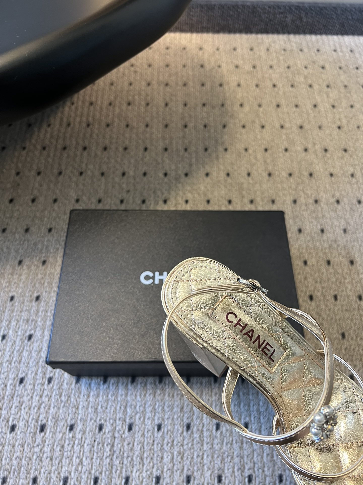 Chane*26SS早春新款珍珠水钻凉鞋把星光碎钻踩在脚边，这双凉鞋太懂少女心了！细带缠绕脚踝，菱格纹鞋