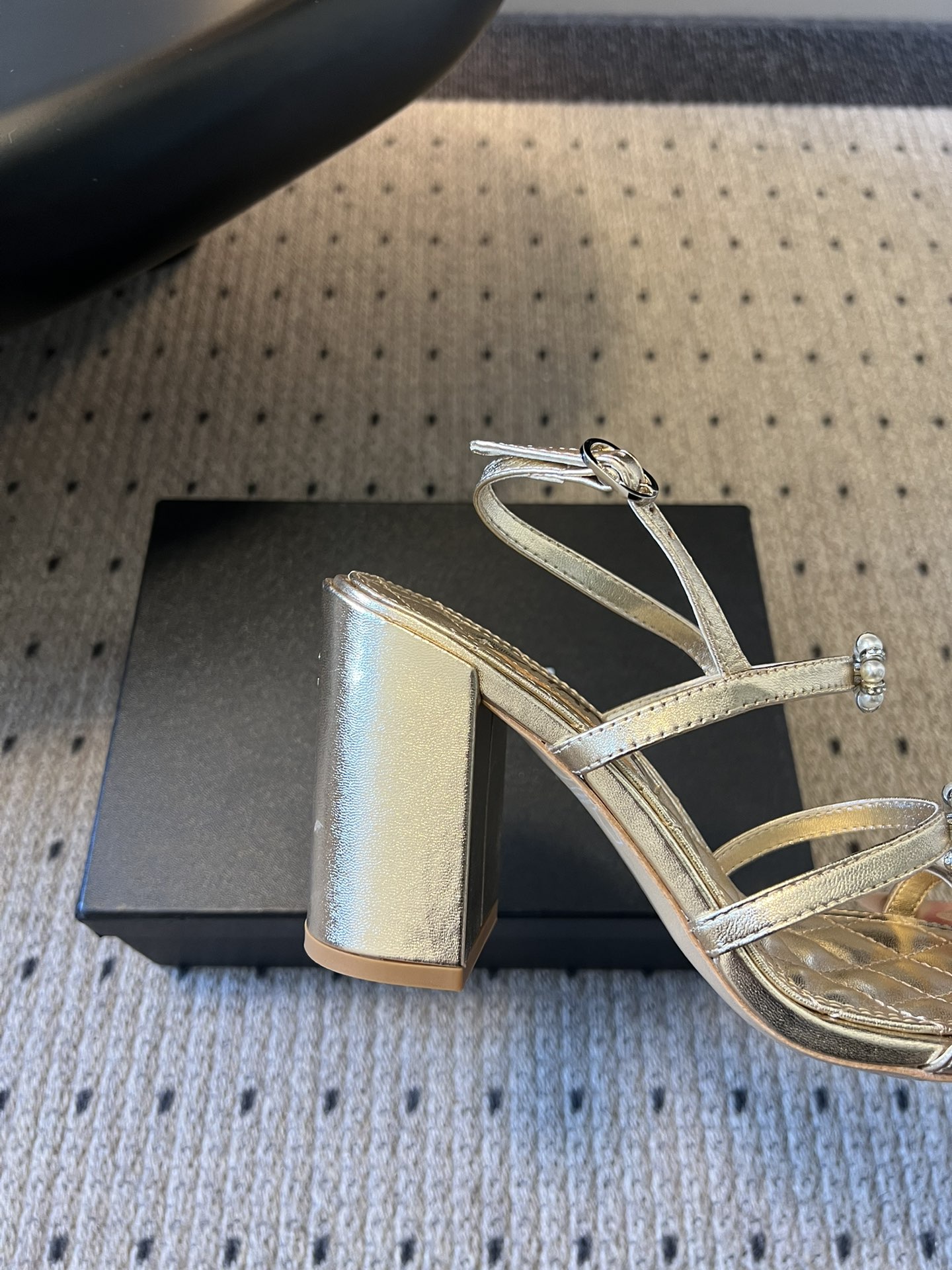 Chane*26SS早春新款珍珠水钻凉鞋把星光碎钻踩在脚边，这双凉鞋太懂少女心了！细带缠绕脚踝，菱格纹鞋