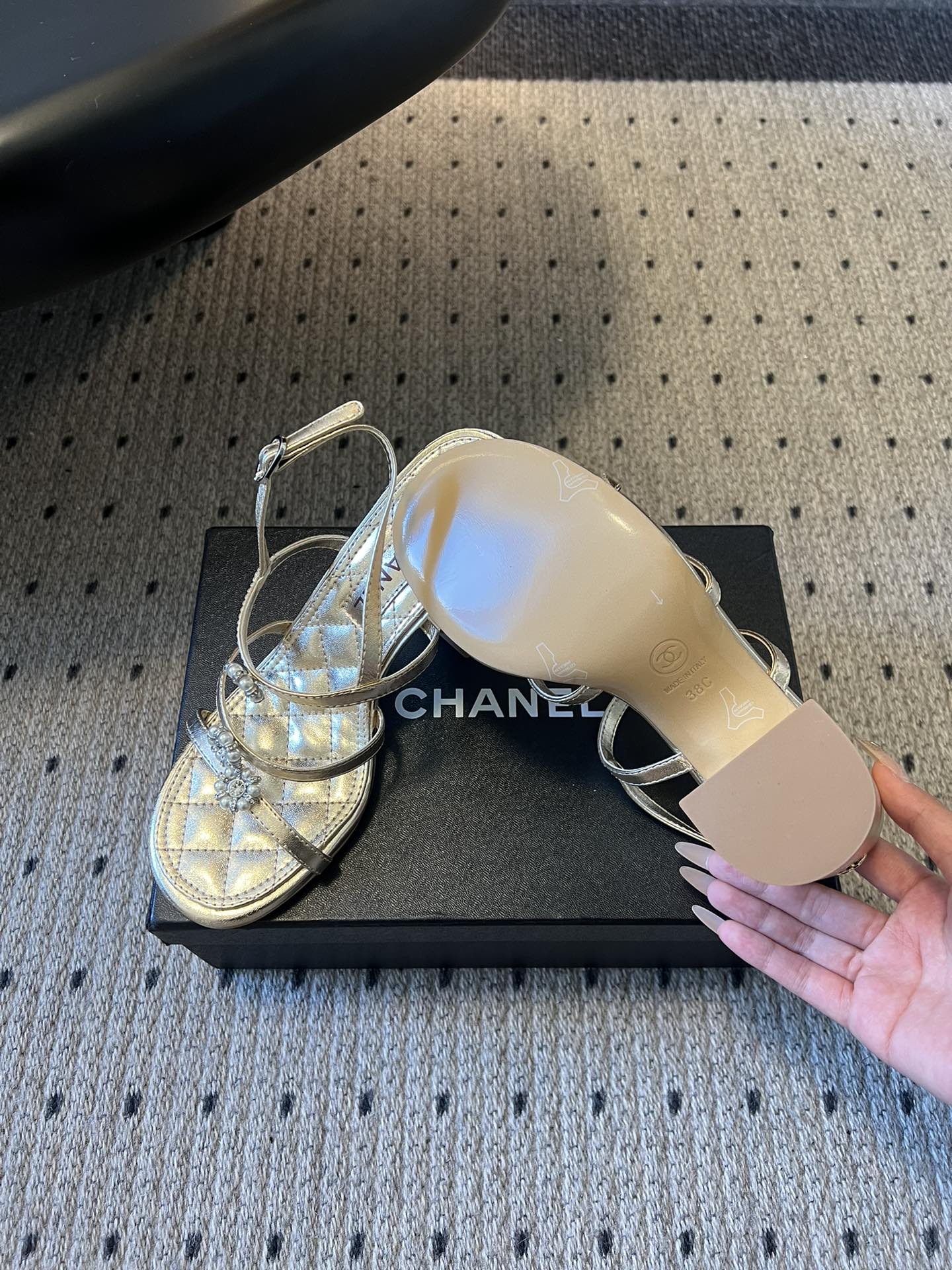 Chane*26SS早春新款珍珠水钻凉鞋把星光碎钻踩在脚边，这双凉鞋太懂少女心了！细带缠绕脚踝，菱格纹鞋