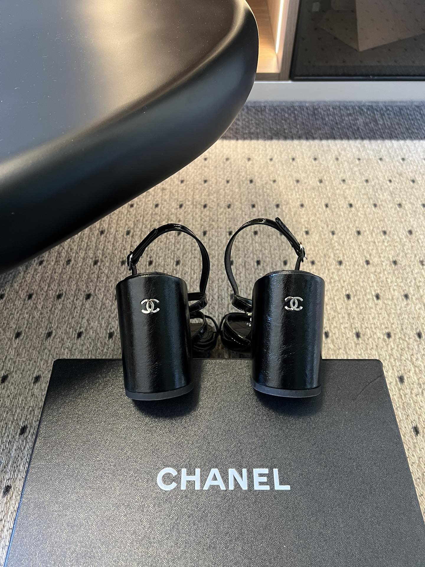 Chane*26SS早春新款珍珠水钻凉鞋把星光碎钻踩在脚边，这双凉鞋太懂少女心了！细带缠绕脚踝，菱格纹鞋