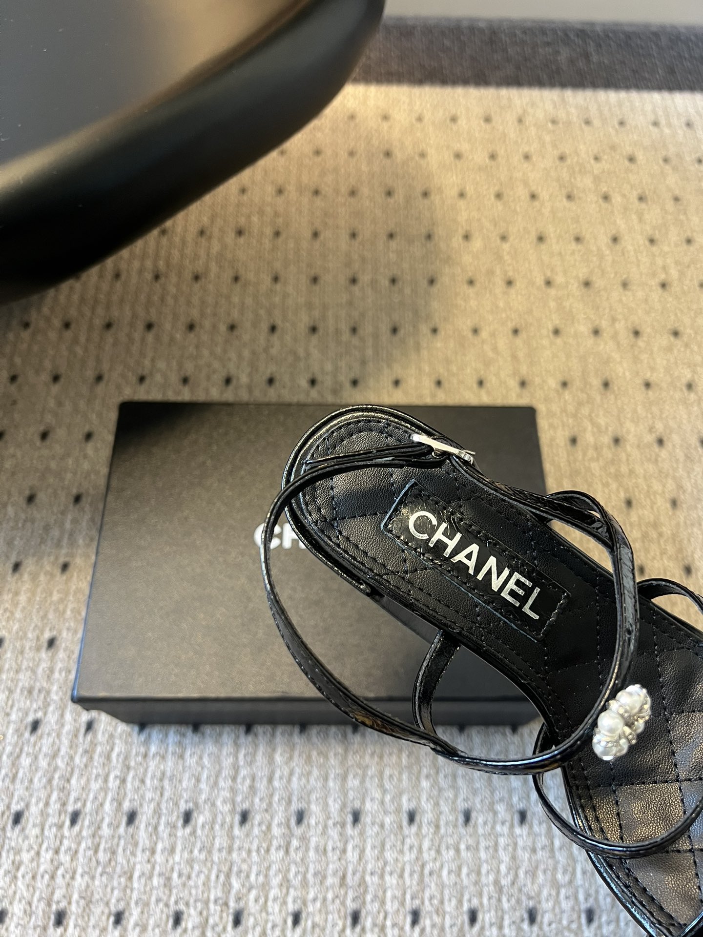 Chane*26SS早春新款珍珠水钻凉鞋把星光碎钻踩在脚边，这双凉鞋太懂少女心了！细带缠绕脚踝，菱格纹鞋