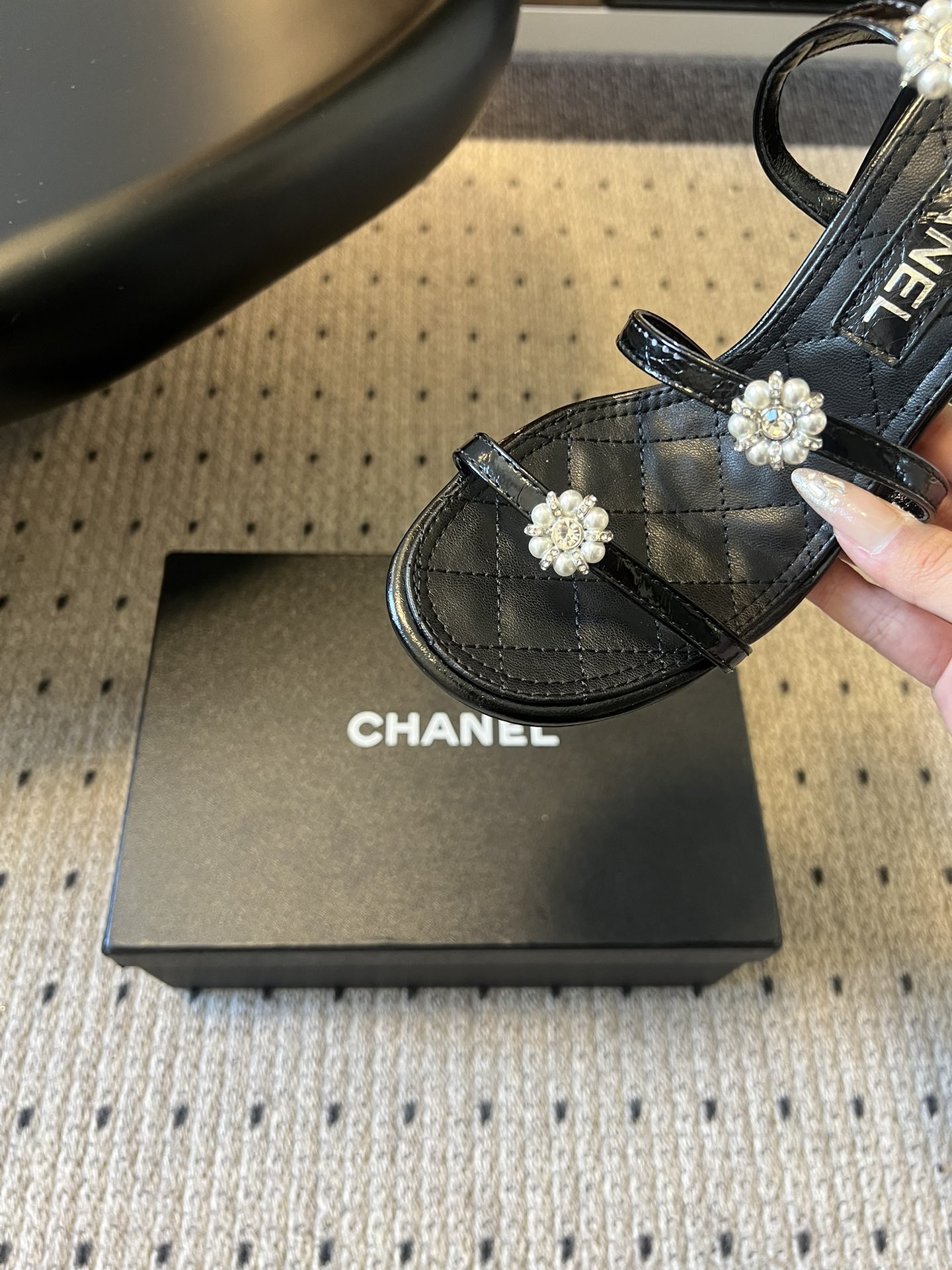 Chane*26SS早春新款珍珠水钻凉鞋把星光碎钻踩在脚边，这双凉鞋太懂少女心了！细带缠绕脚踝，菱格纹鞋