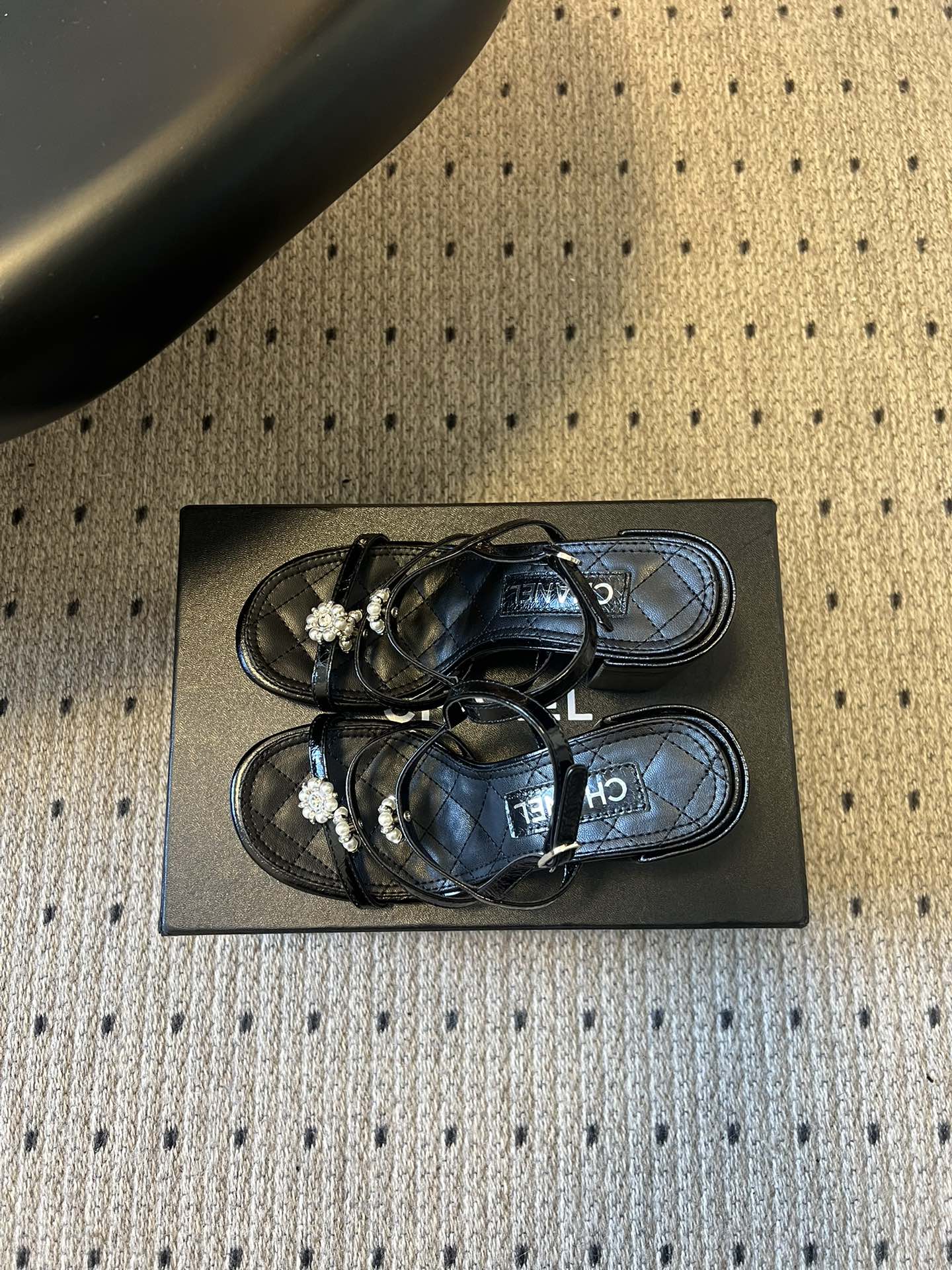 Chane*26SS早春新款珍珠水钻凉鞋把星光碎钻踩在脚边，这双凉鞋太懂少女心了！细带缠绕脚踝，菱格纹鞋