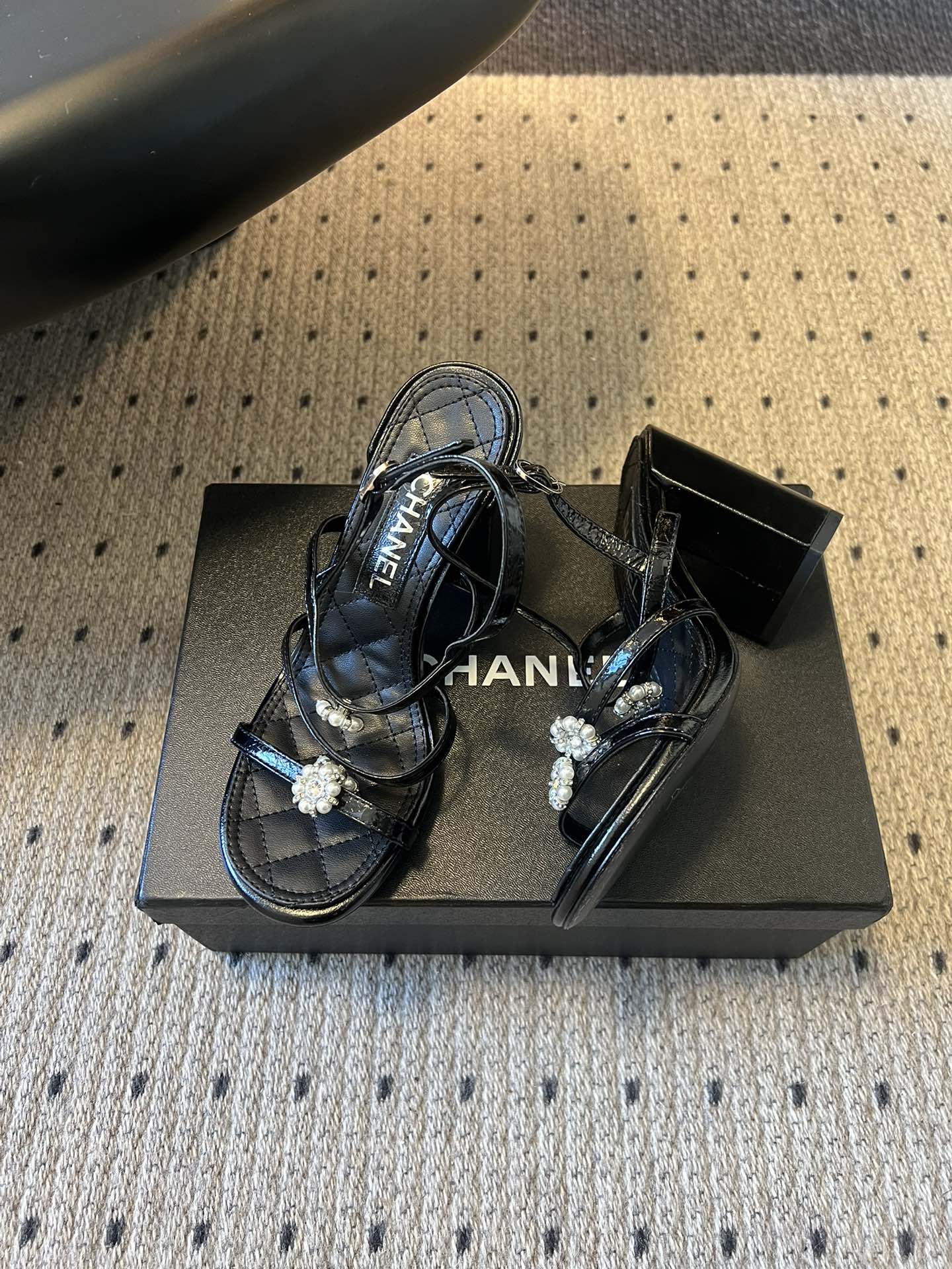 Chane*26SS早春新款珍珠水钻凉鞋把星光碎钻踩在脚边，这双凉鞋太懂少女心了！细带缠绕脚踝，菱格纹鞋
