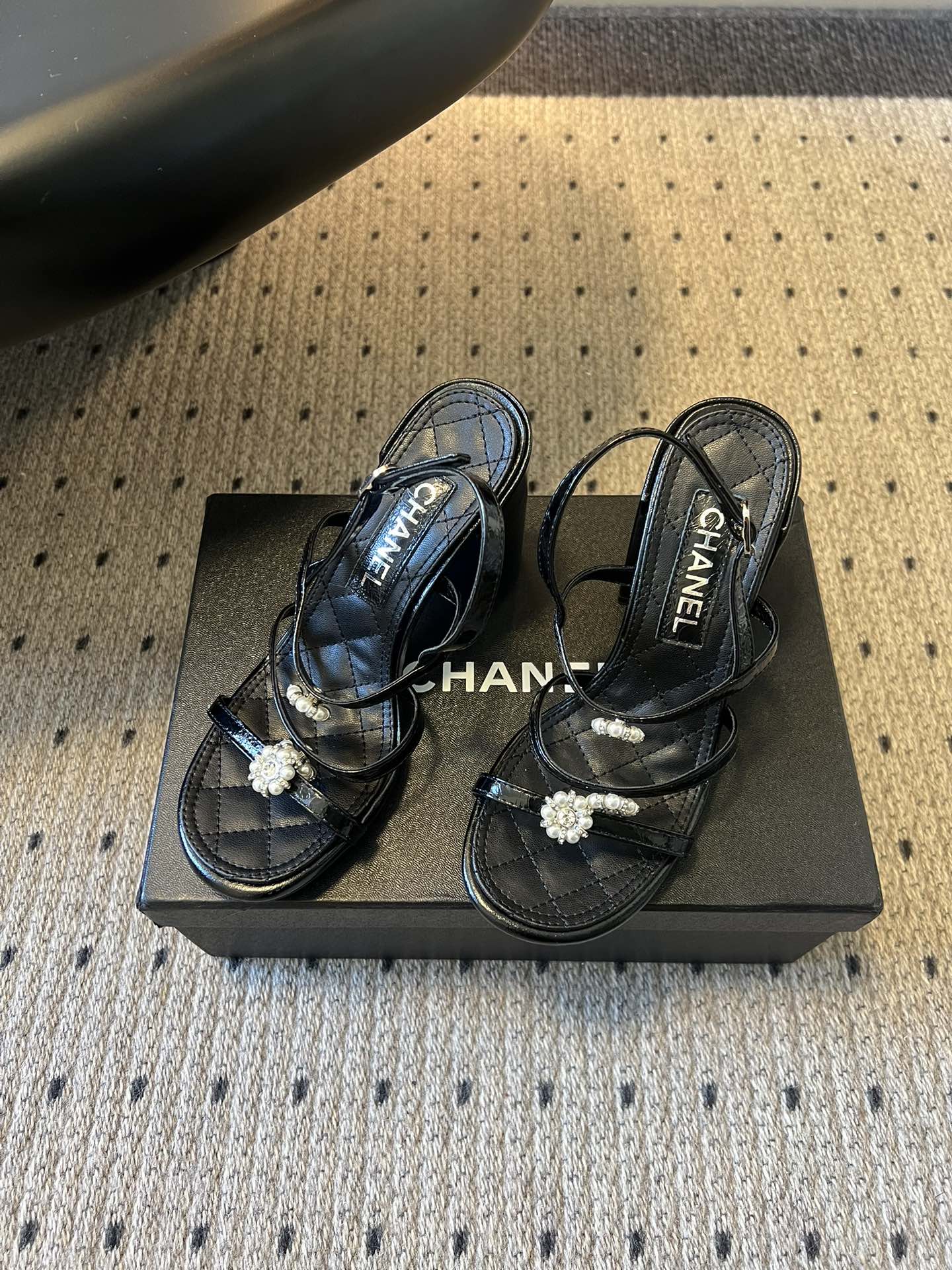 Chane*26SS早春新款珍珠水钻凉鞋把星光碎钻踩在脚边，这双凉鞋太懂少女心了！细带缠绕脚踝，菱格纹鞋
