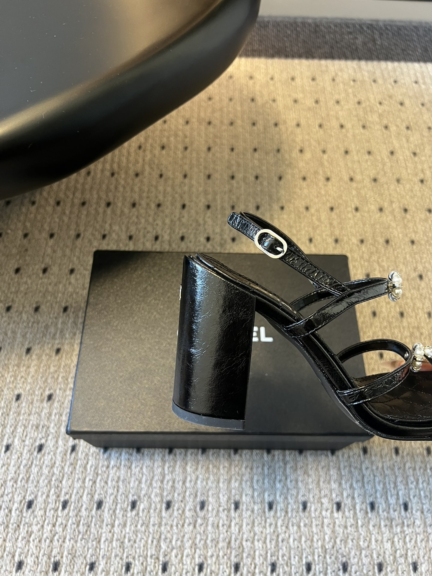 Chane*26SS早春新款珍珠水钻凉鞋把星光碎钻踩在脚边，这双凉鞋太懂少女心了！细带缠绕脚踝，菱格纹鞋