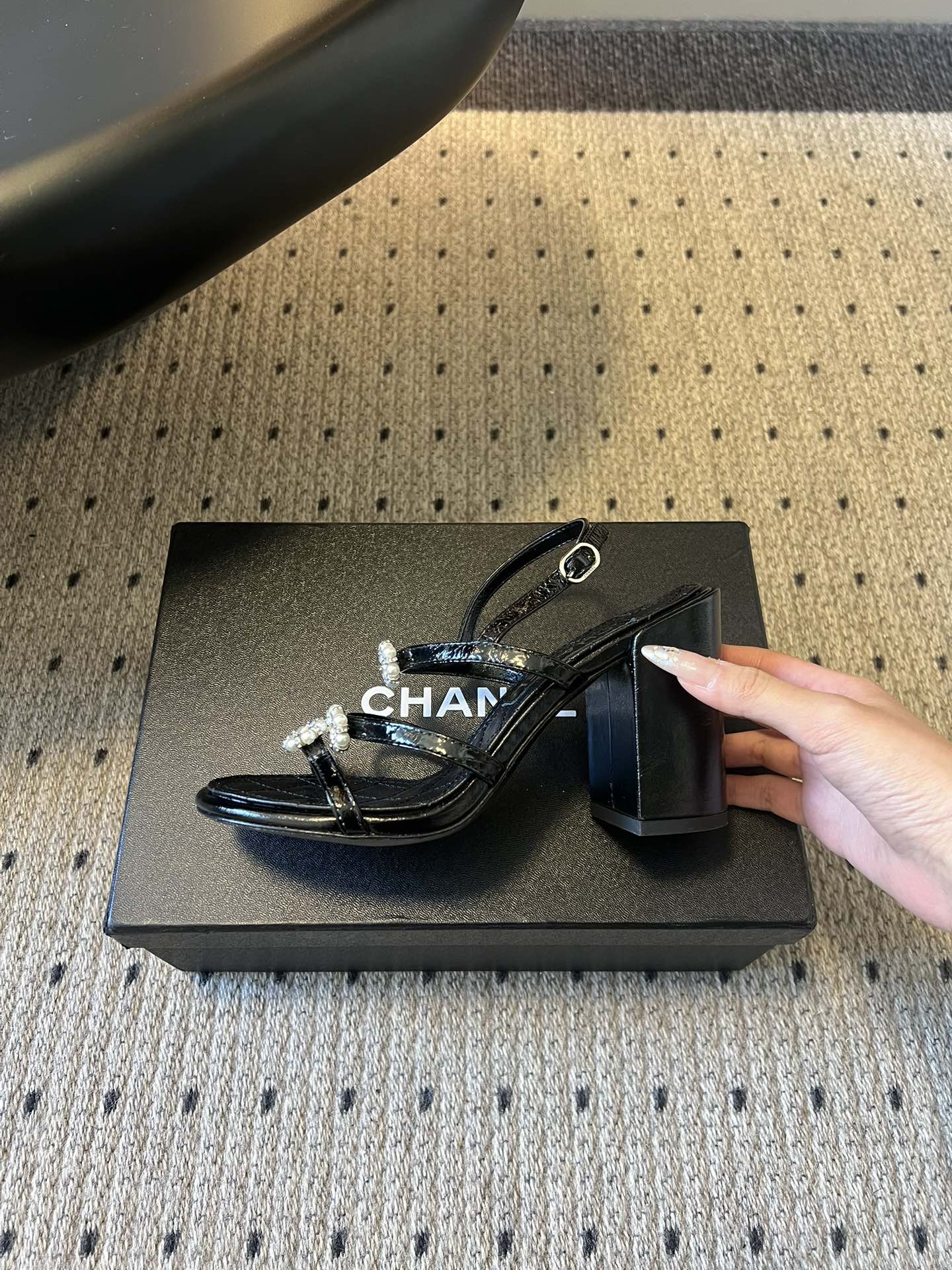 Chane*26SS早春新款珍珠水钻凉鞋把星光碎钻踩在脚边，这双凉鞋太懂少女心了！细带缠绕脚踝，菱格纹鞋