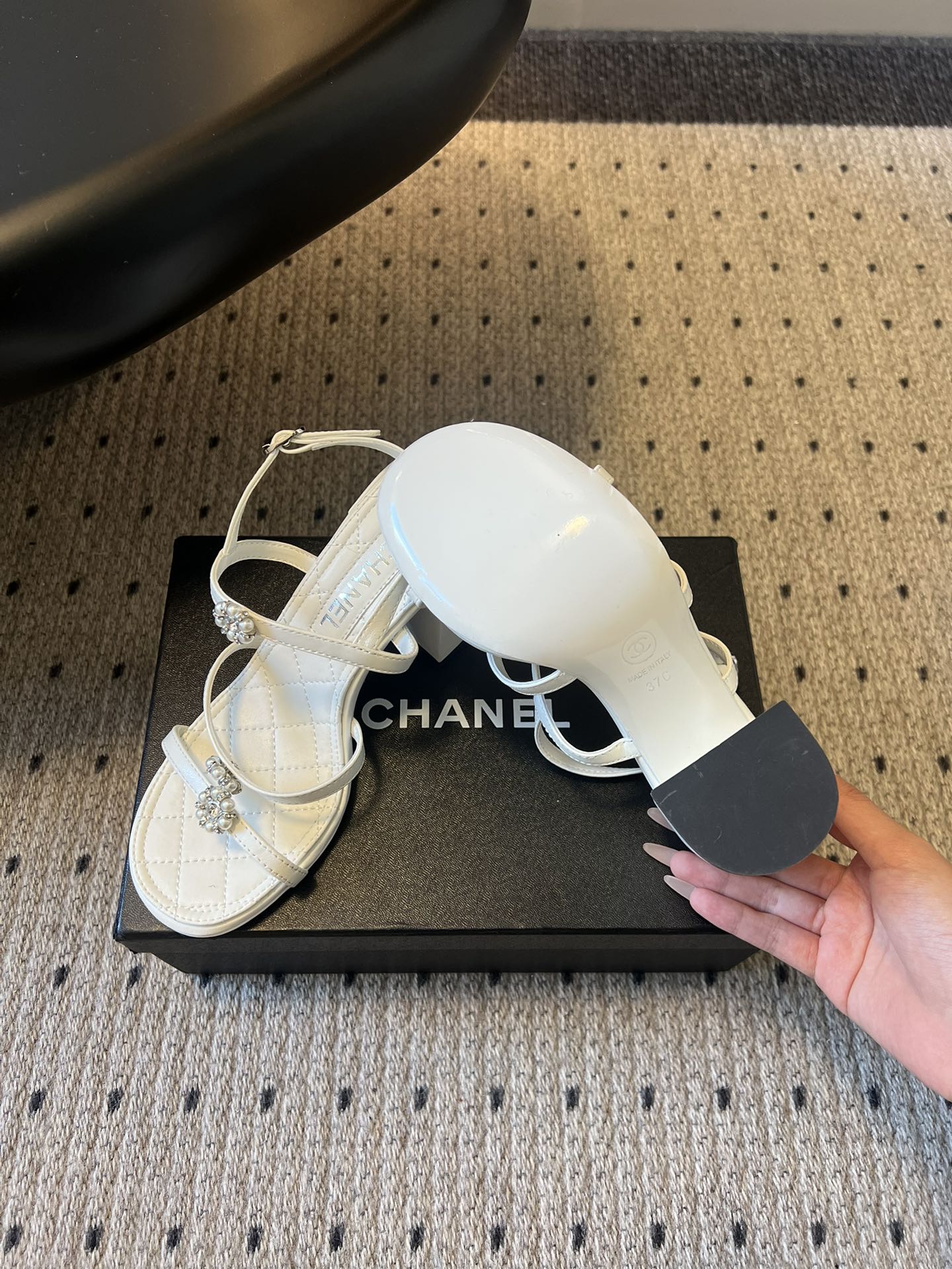 Chane*26SS早春新款珍珠水钻凉鞋把星光碎钻踩在脚边，这双凉鞋太懂少女心了！细带缠绕脚踝，菱格纹鞋